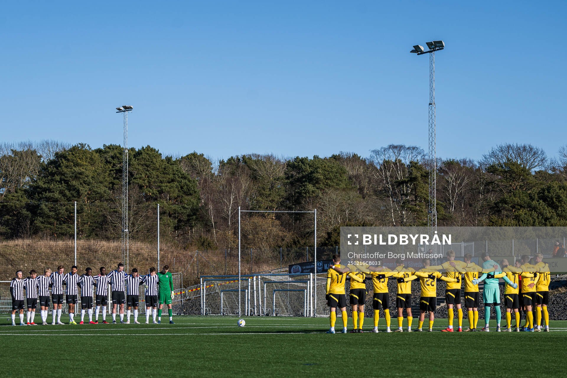 Landskronas och Mjällbys spelare i tyst minut