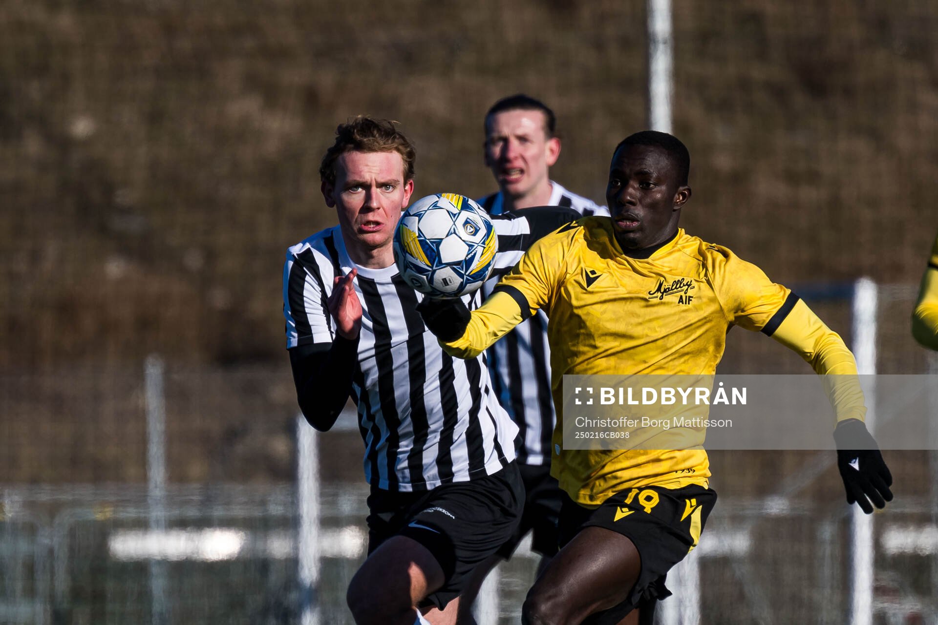 Landskronas Melker Jonsson och Mjällbys Abdoulie Manneh