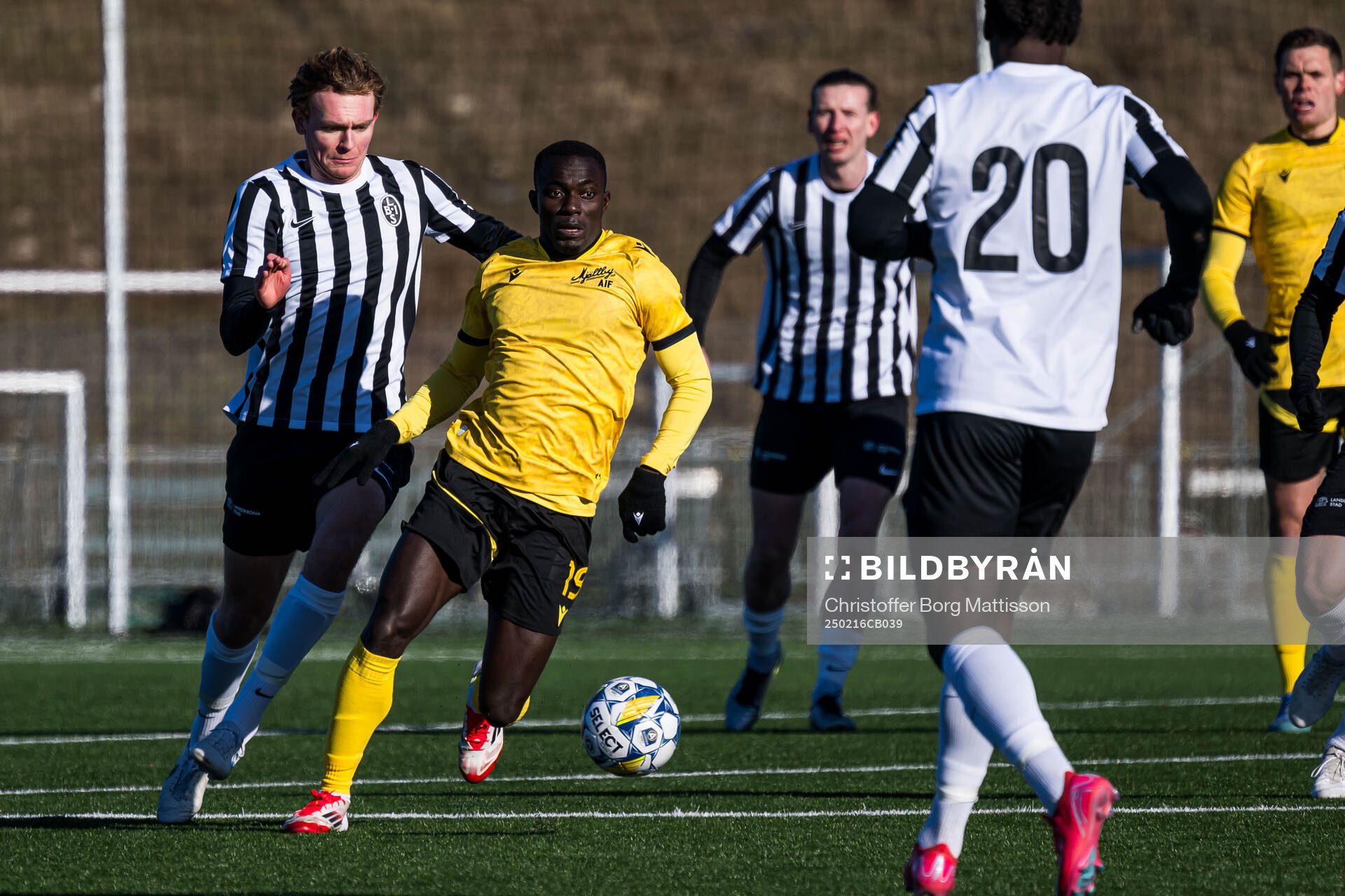 Landskronas Melker Jonsson och Mjällbys Abdoulie Manneh