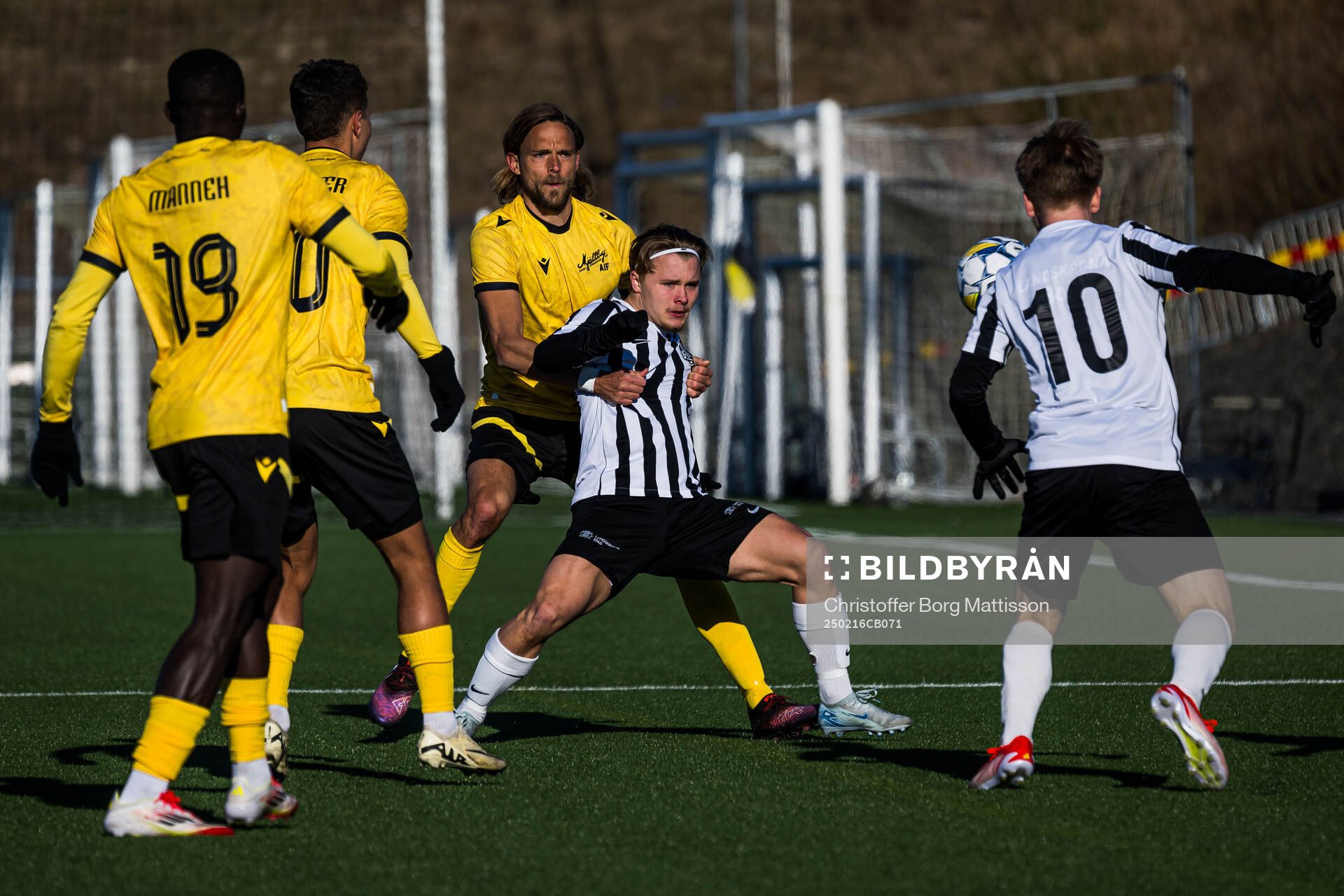 Mjällbys Tom Pettersson och Landskronas Vincent Sundberg