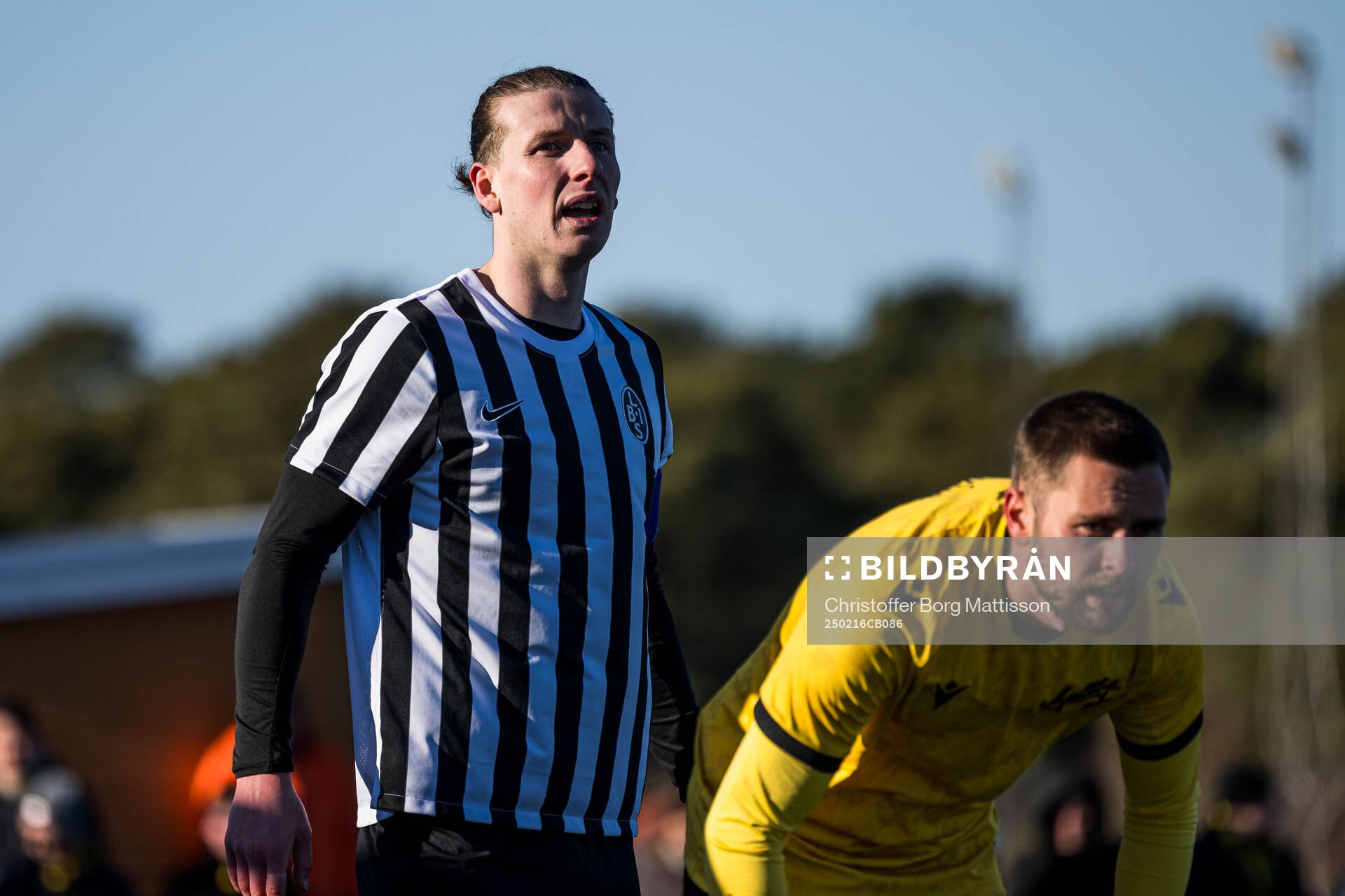 Landskronas Andreas Murbeck och Mjällbys Axel Norén under fotbollsmatchen i Svenska Cupen mellan Mjällby och Landskrona den 16 februari 2025 i Hällevik.
