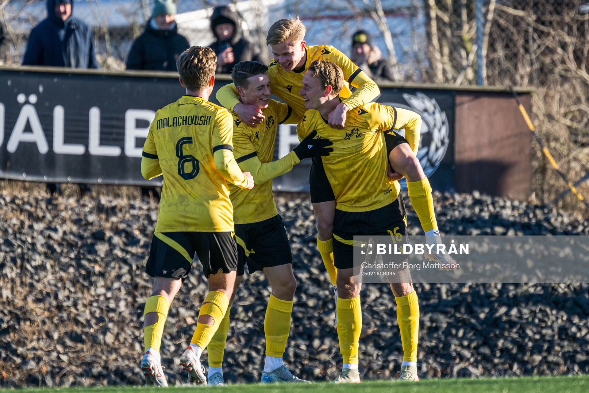 Mjällbys Måns Isaksson jublar