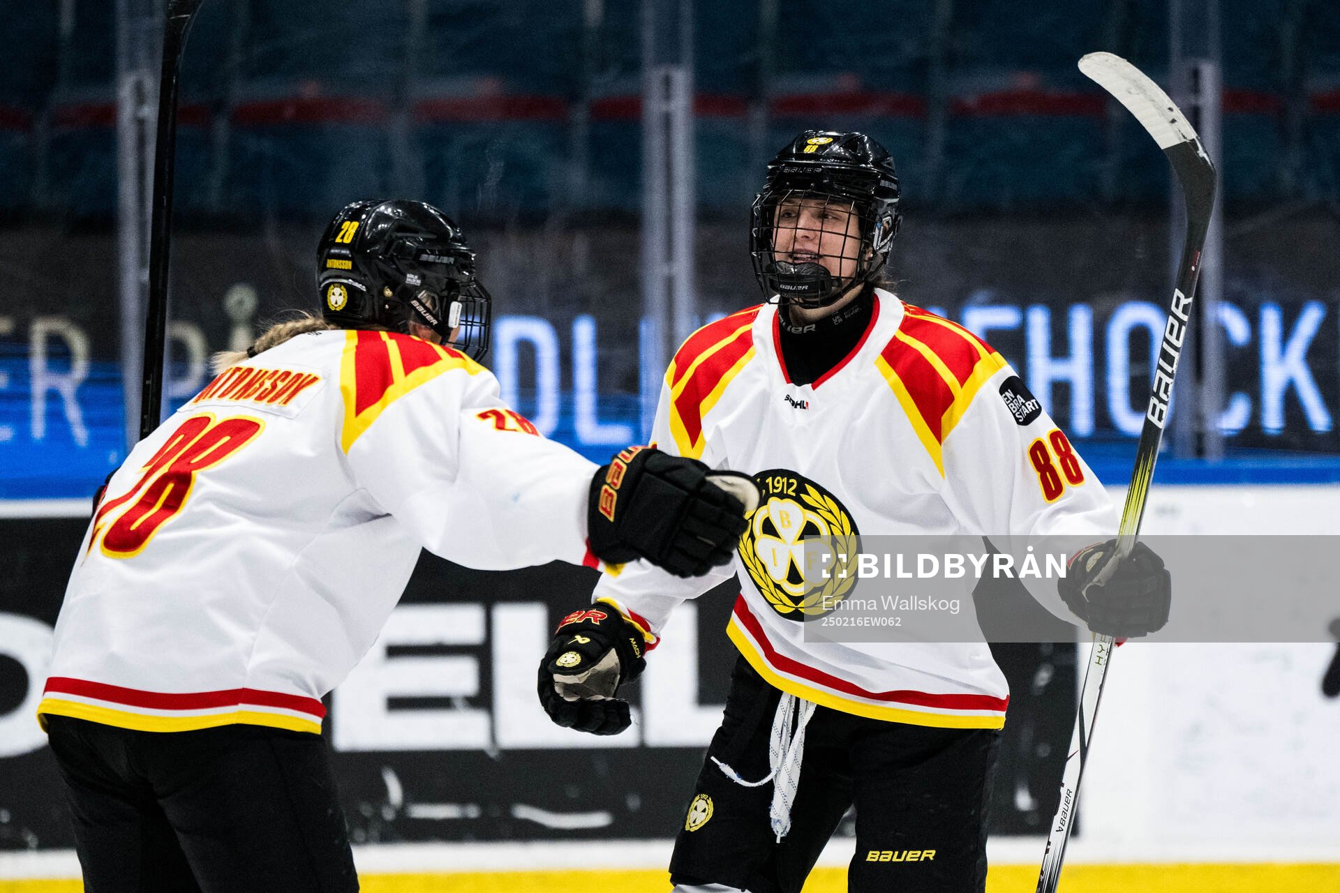 Brynäs Stina Sandberg och Jenny Antonsson jublar