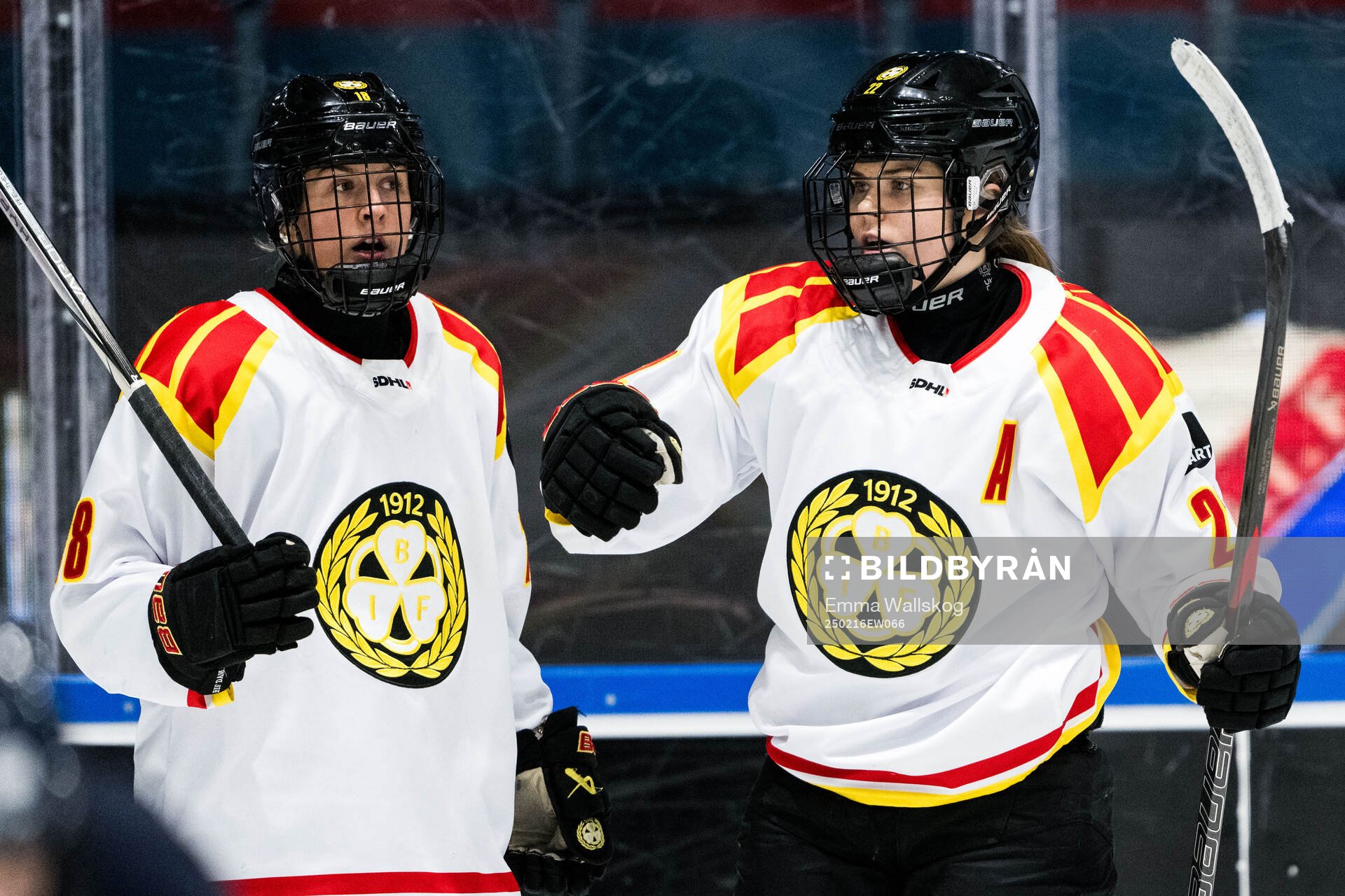 Brynäs Hanna Thuvik och Jenniina Nylund jublar