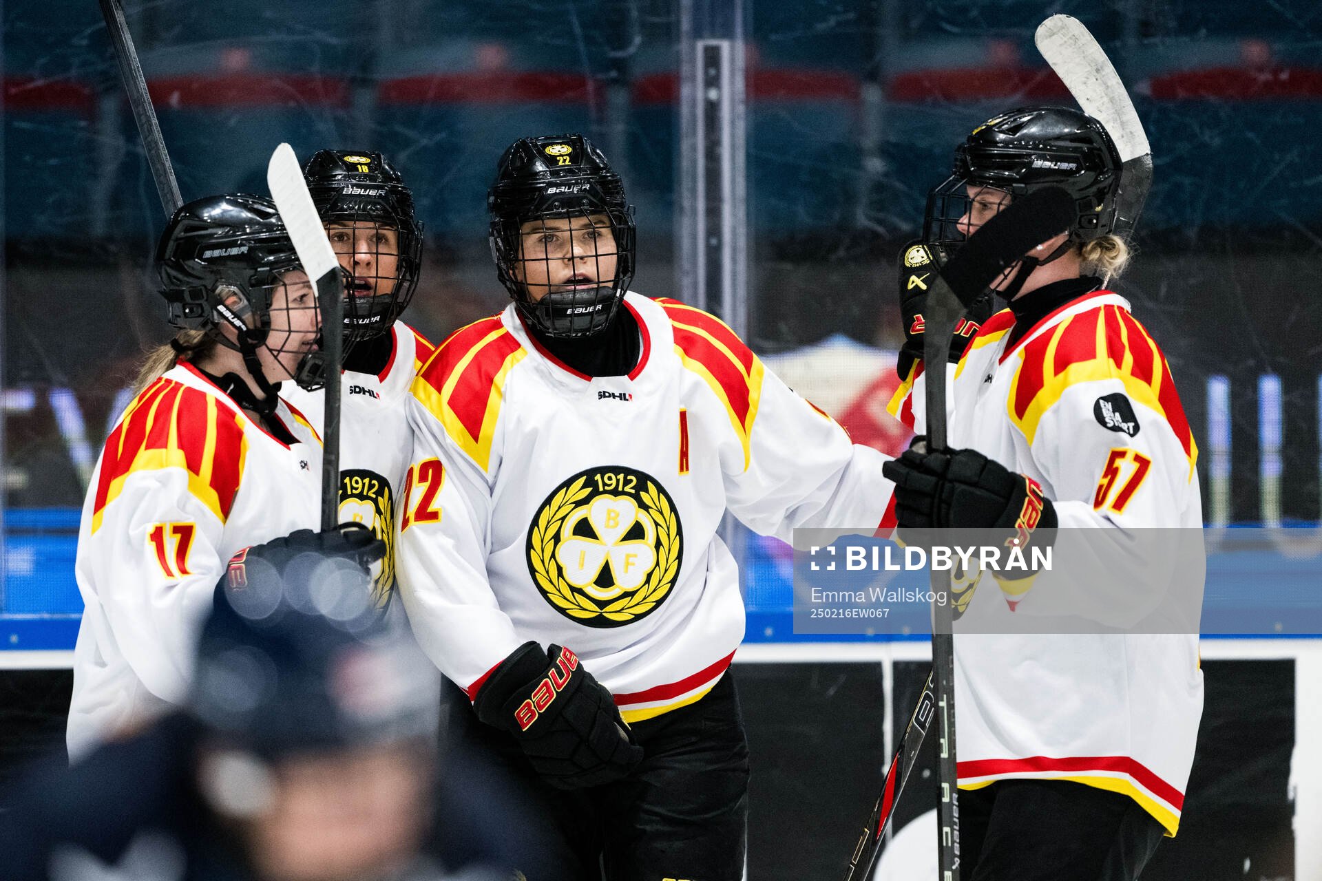 Brynäs Hanna Thuvik och Maja Ålenius jublar