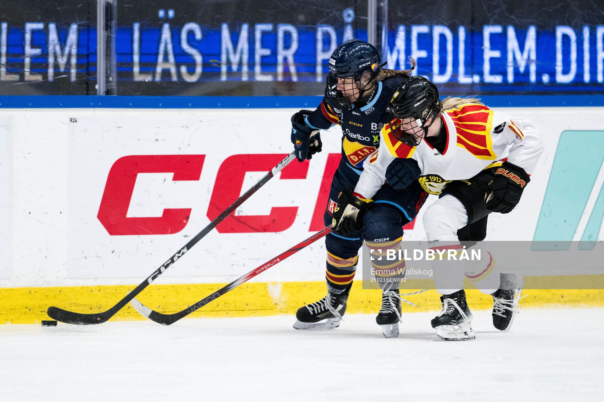 Djurgårdens Sara Säkkinen och Brynäs Anna Brenkle
