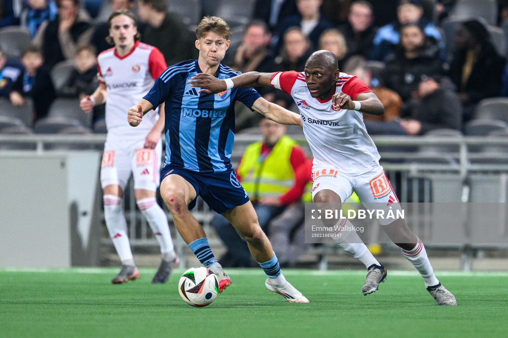 Djurgårdens Patric Åslund och Sandvikens IFs Moonga Simba