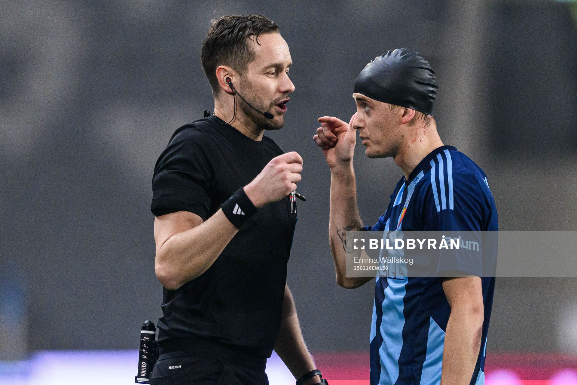 Domare Victor Wolf och Djurgårdens Oskar Fallenius