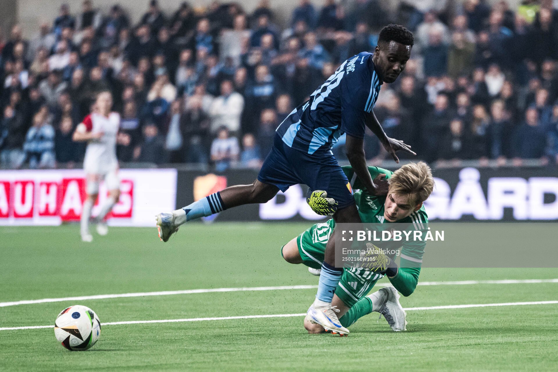 Djurgårdens Tokmac Nguen och Sandvikens IFs målvakt