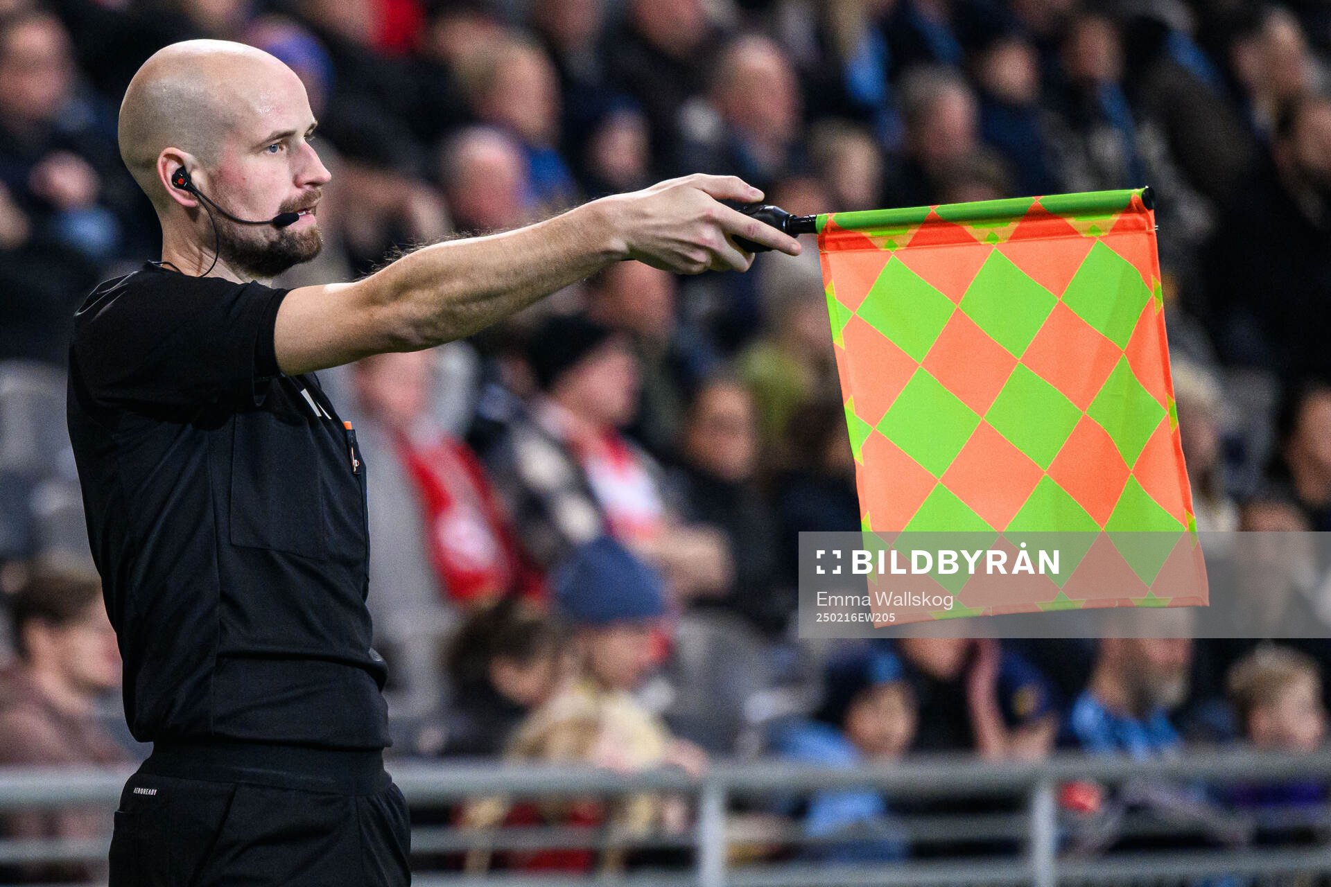 Assisterande domare Andreas Svensson dömer offside