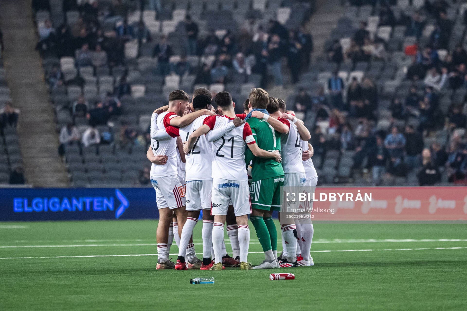 Sandvikens IFs spelare samlas inför andra halvlek av fotbollsmatchen i Svenska Cupen mellan Djurgården och Sandvikens IF den 16 februari 2025 i Stockholm.