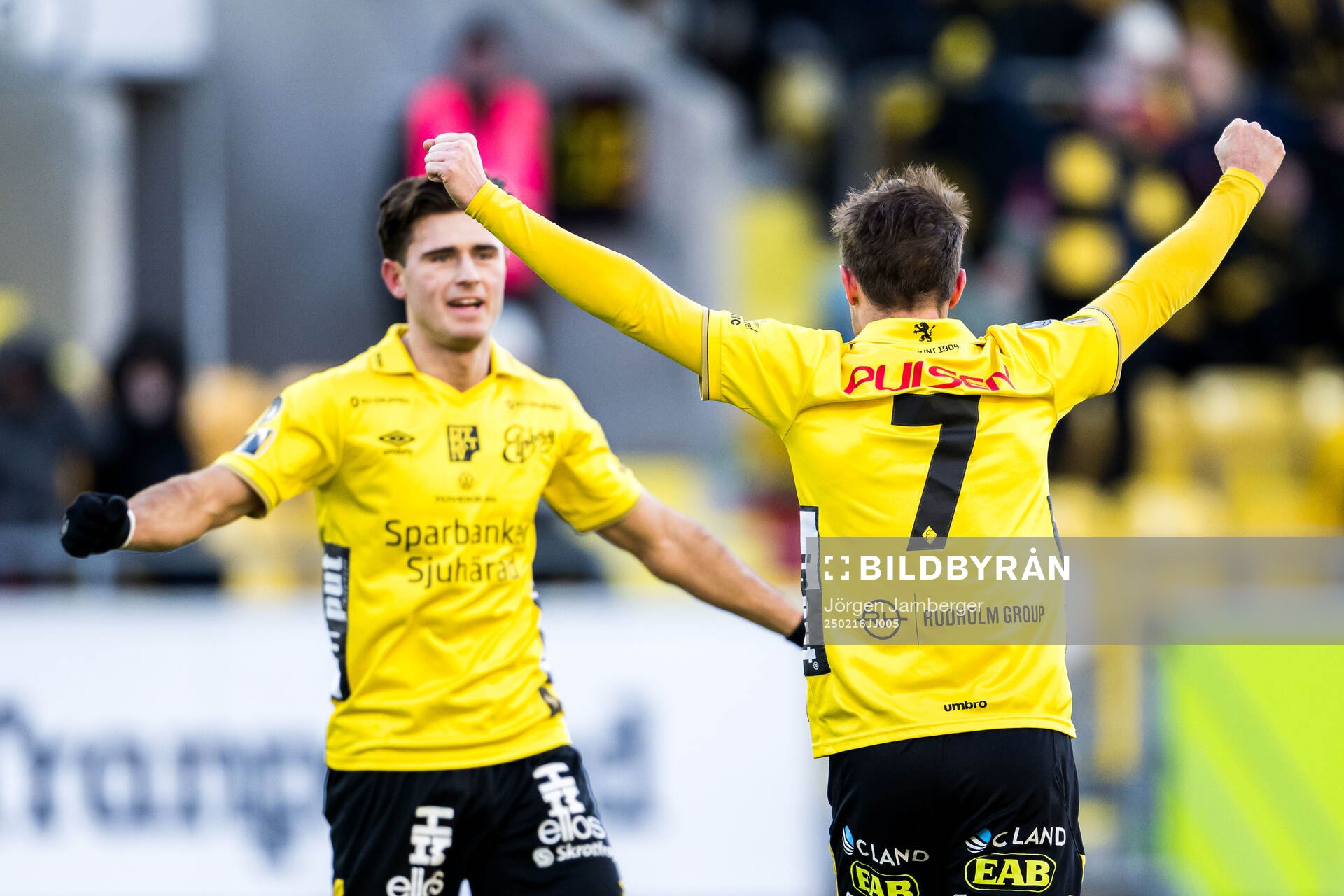 Elfsborgs Besfort Zeneli och Jens Jakob Dyhr Thomasen jublar efter 2-0 under fotbollsmatchen i Svenska Cupen mellan Elfsborg och Örgryte den 16 februari 2025 i Borås.