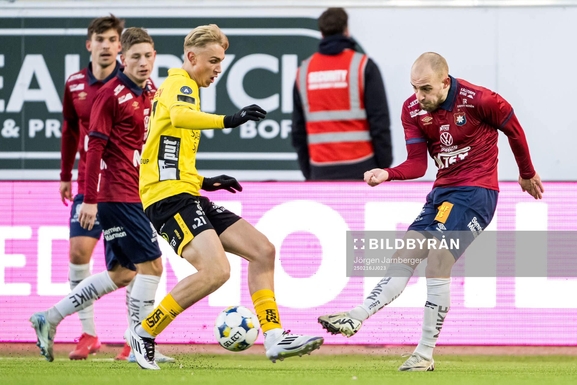 Elfsborgs Leo Östman och Örgrytes Amel Mujanic
