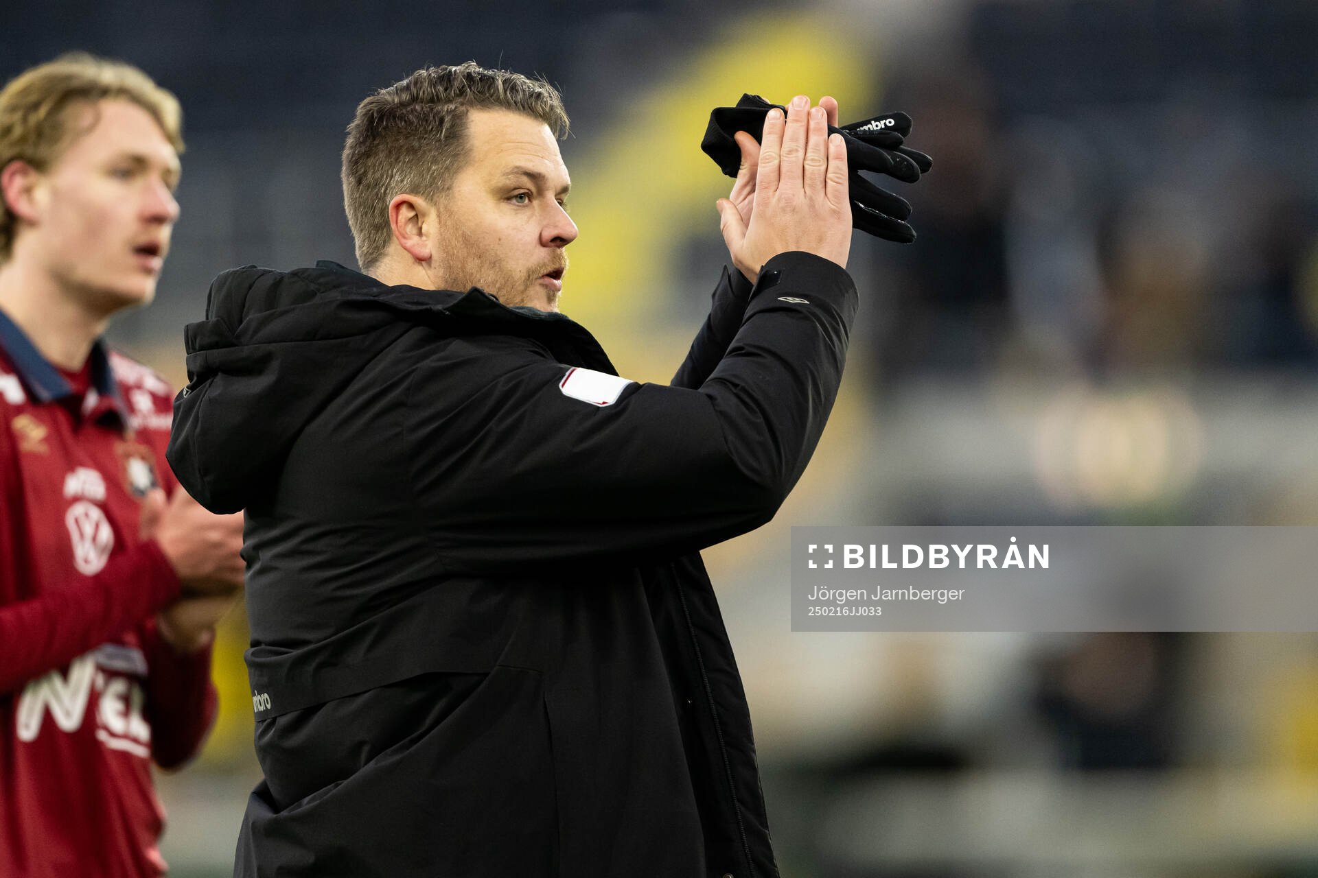 Örgrytes tränare Andreas Holmberg tackar supportrarna
