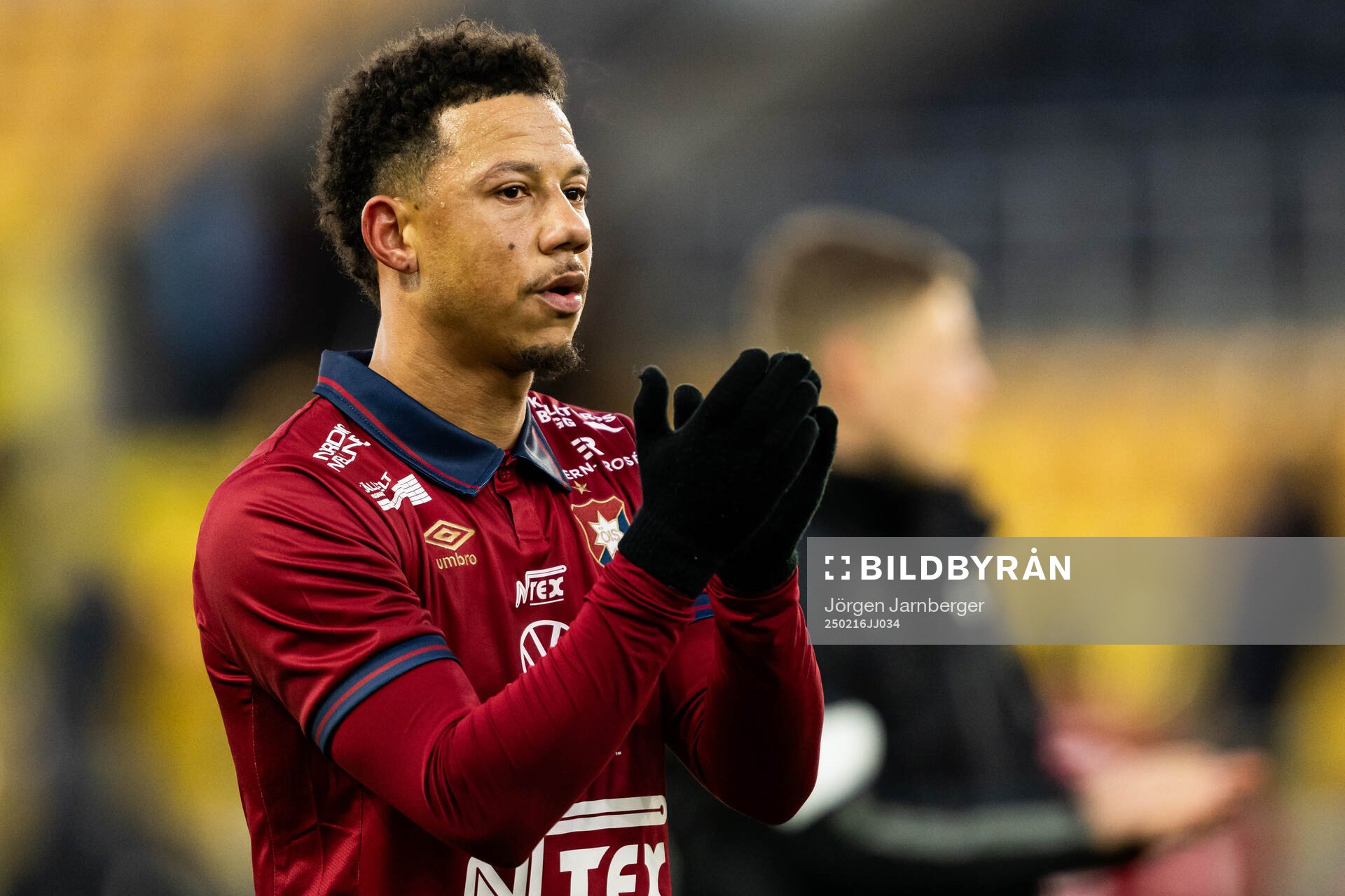 Örgrytes Tobias Sana tackar supportrarna