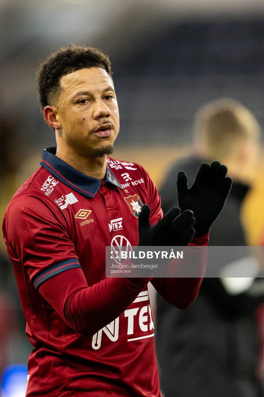 Örgrytes Tobias Sana tackar supportrarna