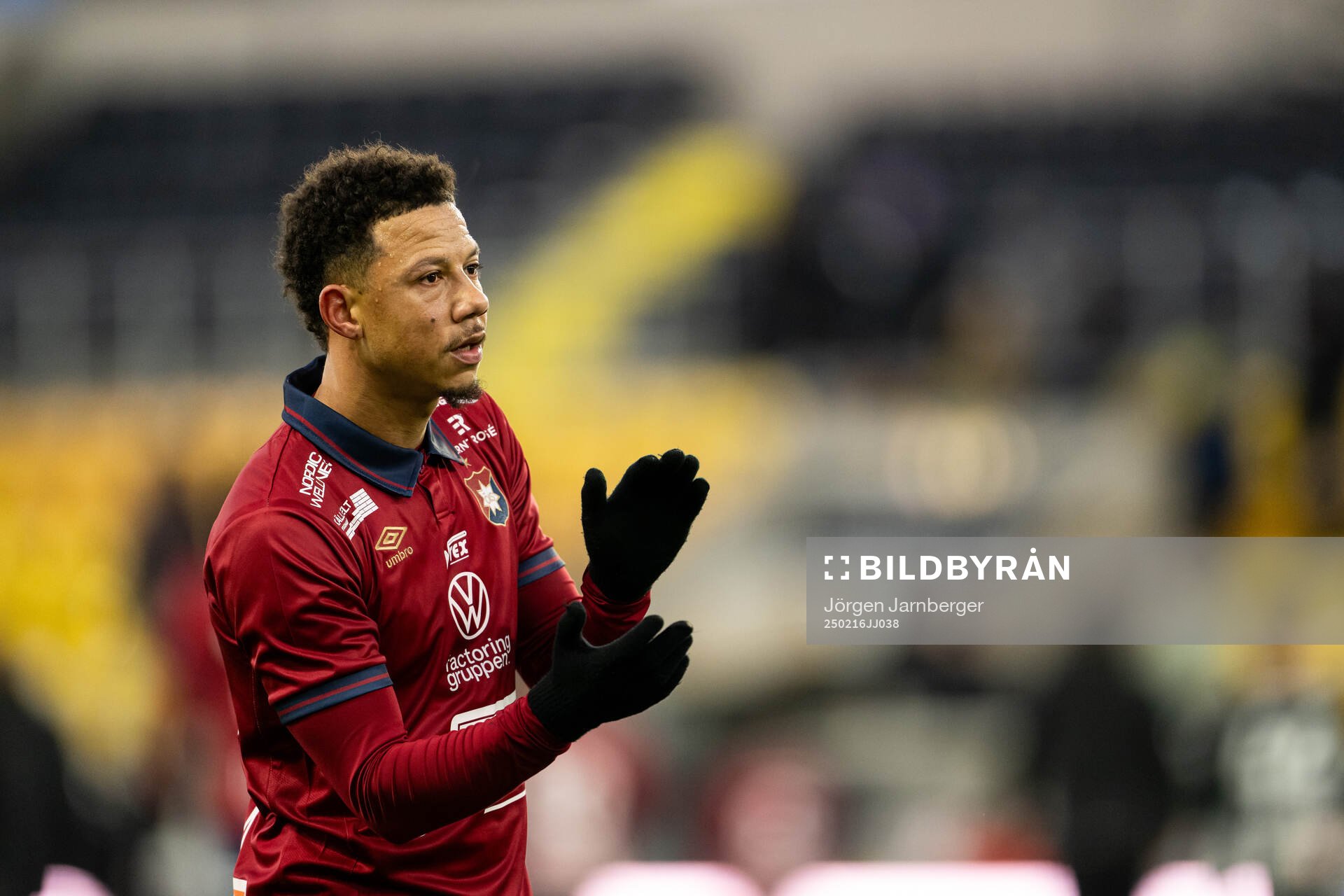 Örgrytes Tobias Sana tackar supportrarna