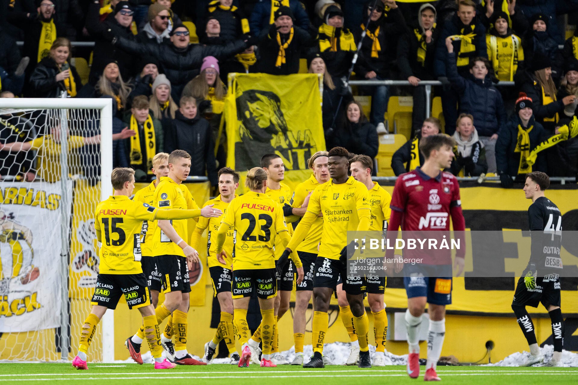 Elfsborgs Sebastian Holmen jublar med lagkamraterna