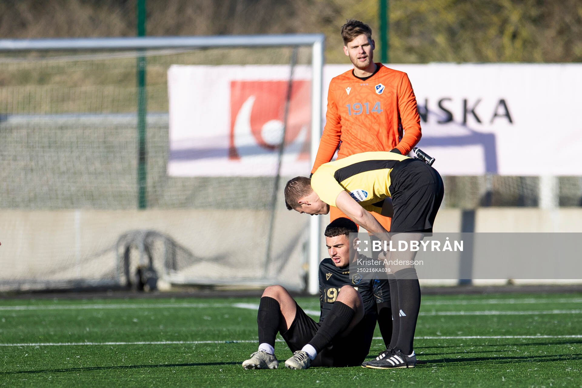 Halmstads Bleon Kurtulus har ont under fotbollsmatchen i Svenska Cupen mellan Halmstad och Gefle den 16 februari 2025 i Halmstad. 