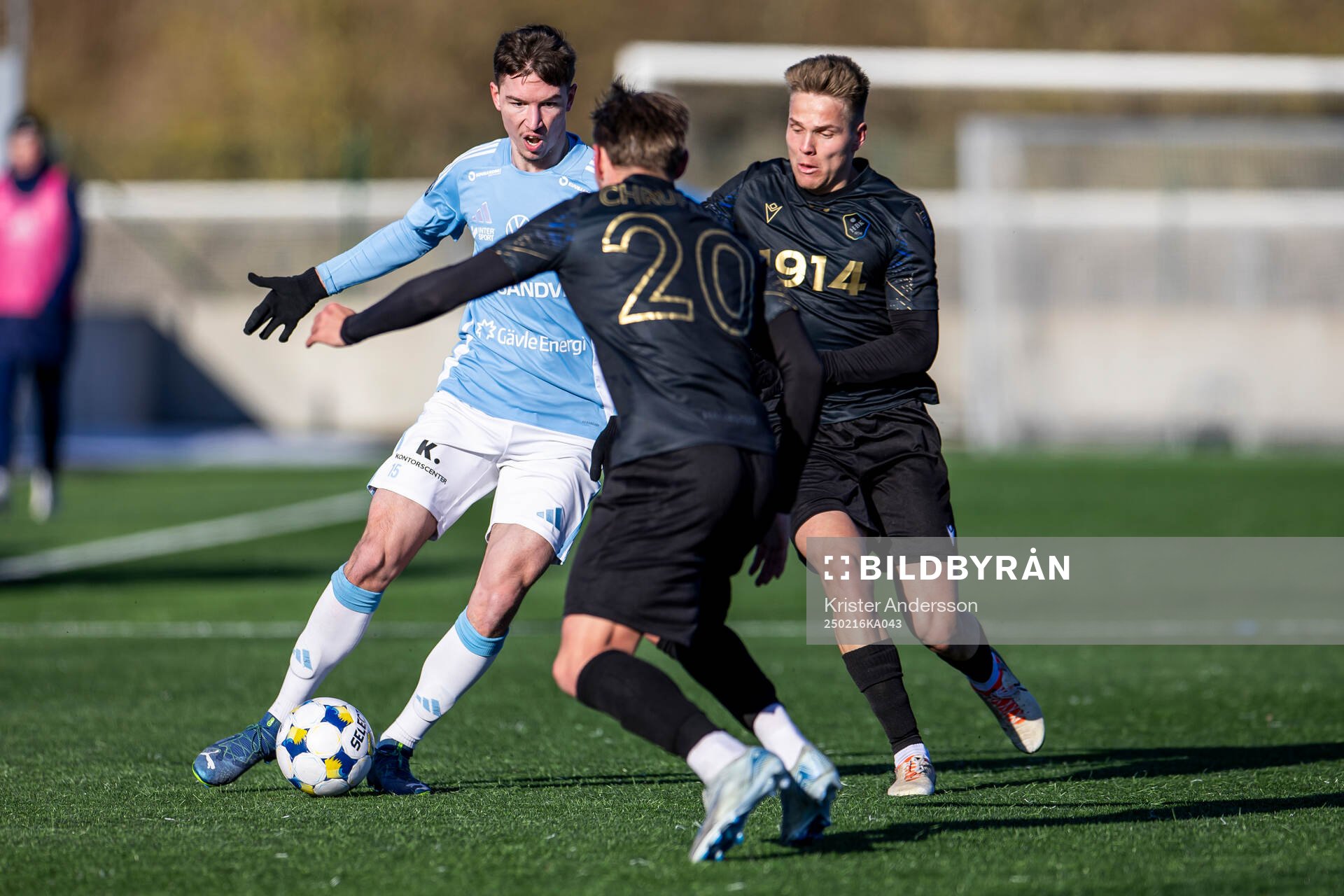 Gefles Alem Nezirevic och Halmstads Niilo Mäenpää under fotbollsmatchen i Svenska Cupen mellan Halmstad och Gefle den 16 februari 2025 i Halmstad.
