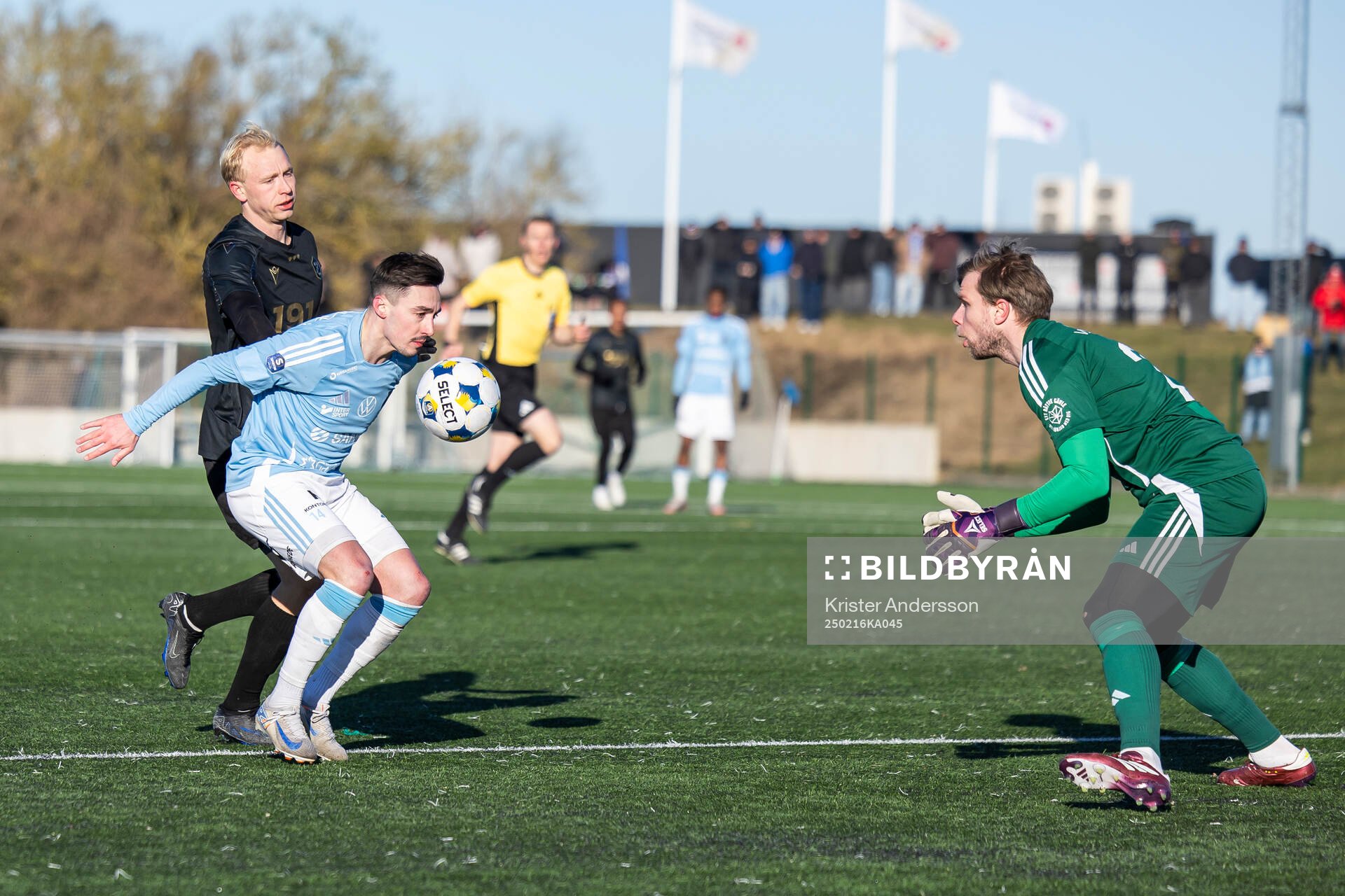 Halmstads André Boman med Gefles Deniz Yaldir och målvakt