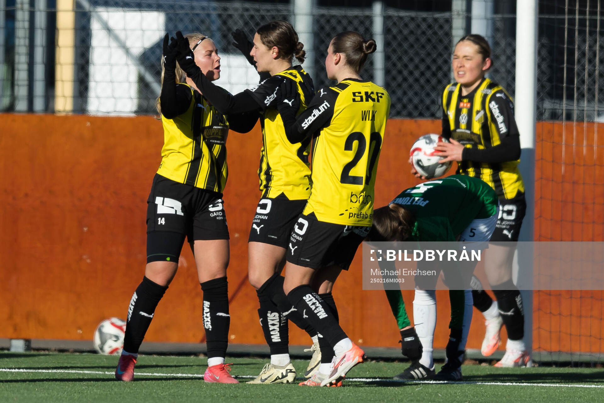 Häckens Matilda Nildén och Tabby Tindell jublar