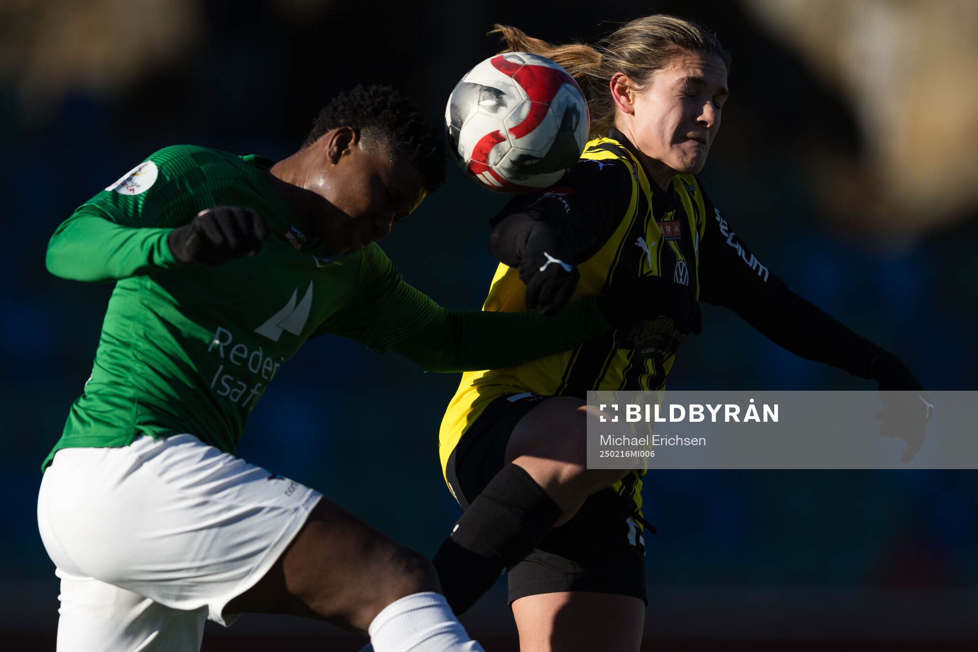 DBK Fortuna Hjörrings Joy Omewa Ogochukwu och Häckens Carly Wickenheiser under fotbollsmatchen i träningsmatchen mellan Häcken och DBK Fortuna Hjörring den 16 februari 2025 i Göteborg.