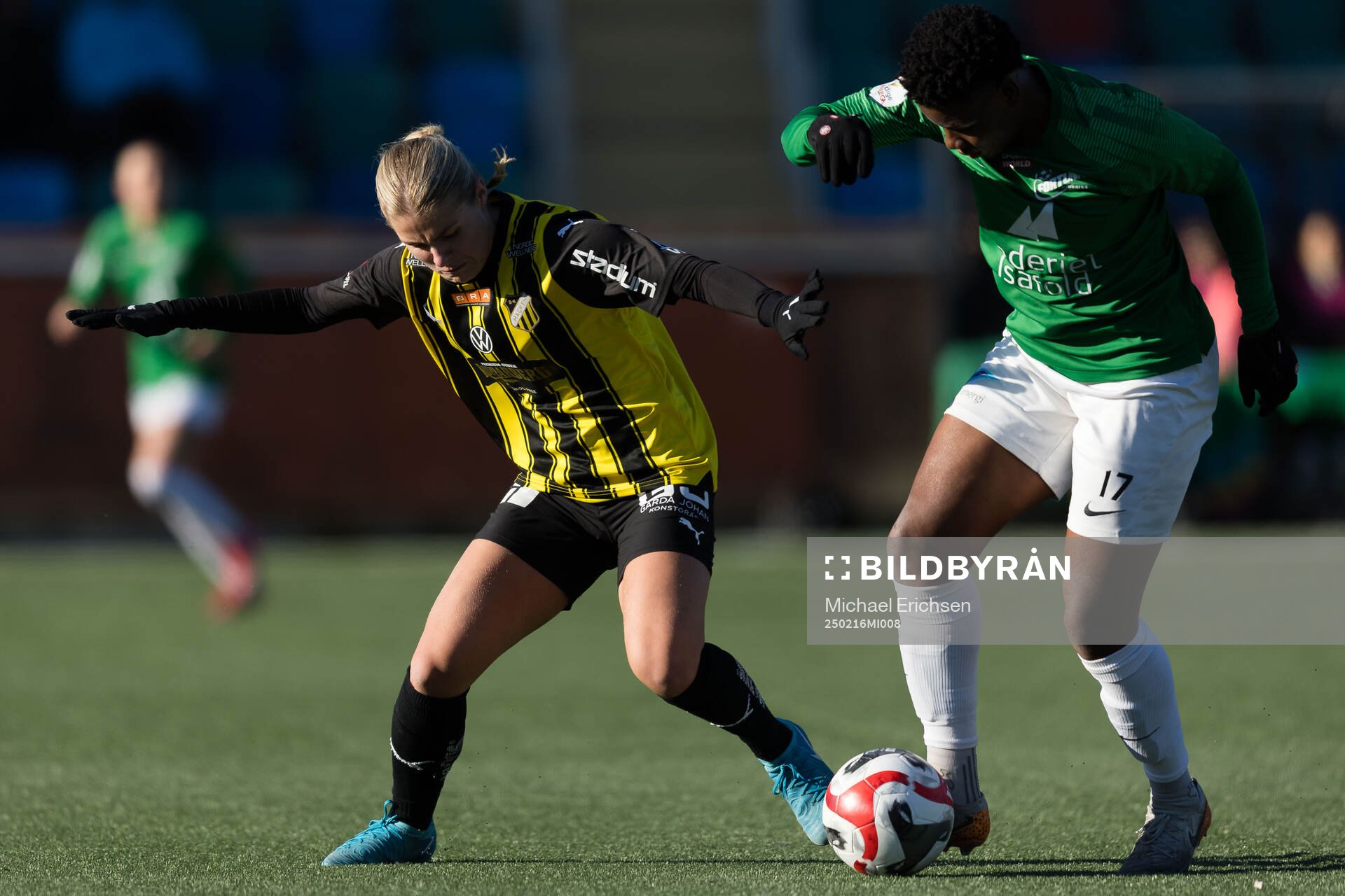 Häckens Emelie Byrnak och DBK Fortuna Hjörrings Joy Omewa
