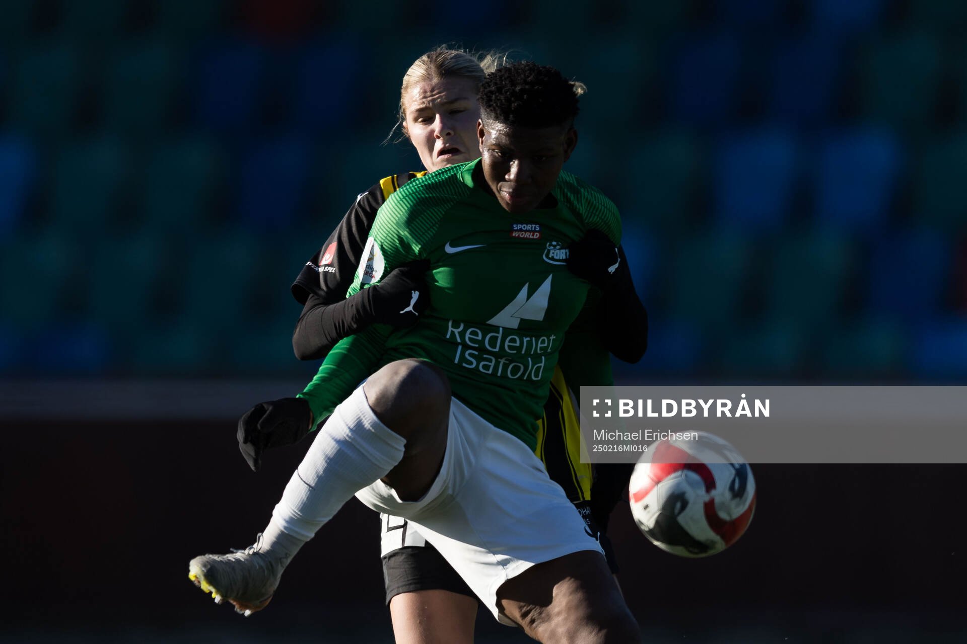 Häckens Emelie Byrnak och DBK Fortuna Hjörrings Joy Omewa