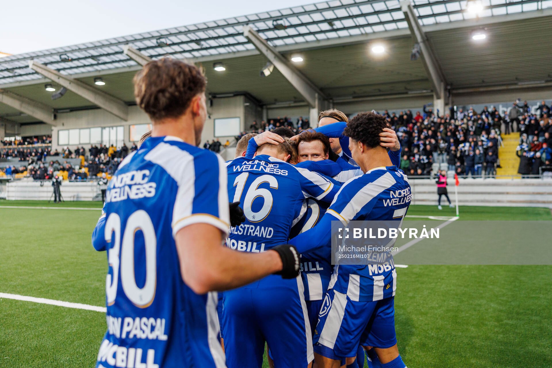 IFK Göteborgs Tobias Heintz jublar med lagkamrater efter 2-0 under fotbollsmatchen i Svenska Cupen mellan IFK Göteborg och IK Oddevold den 16 februari 2025 i Göteborg.