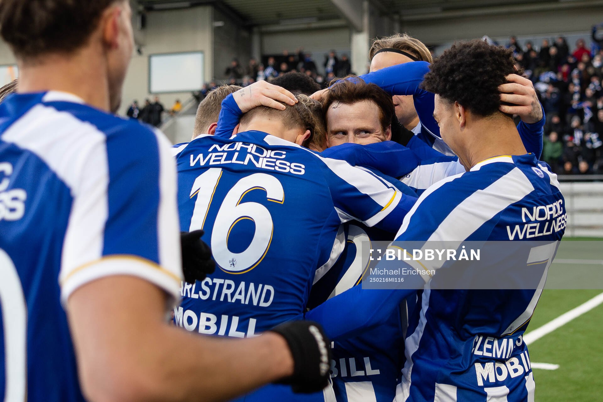 IFK Göteborgs Tobias Heintz jublar ihop med lagkamrater efter 2-0 under fotbollsmatchen i Svenska Cupen mellan IFK Göteborg och IK Oddevold den 16 februari 2025 i Göteborg. 