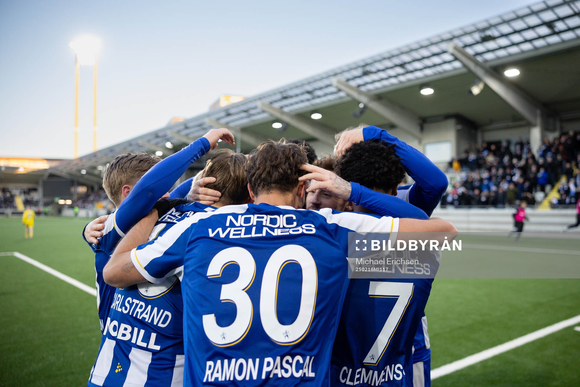 IFK Göteborgs Tobias Heintz jublar ihop med lagkamrater efter 2-0 under fotbollsmatchen i Svenska Cupen mellan IFK Göteborg och IK Oddevold den 16 februari 2025 i Göteborg. 