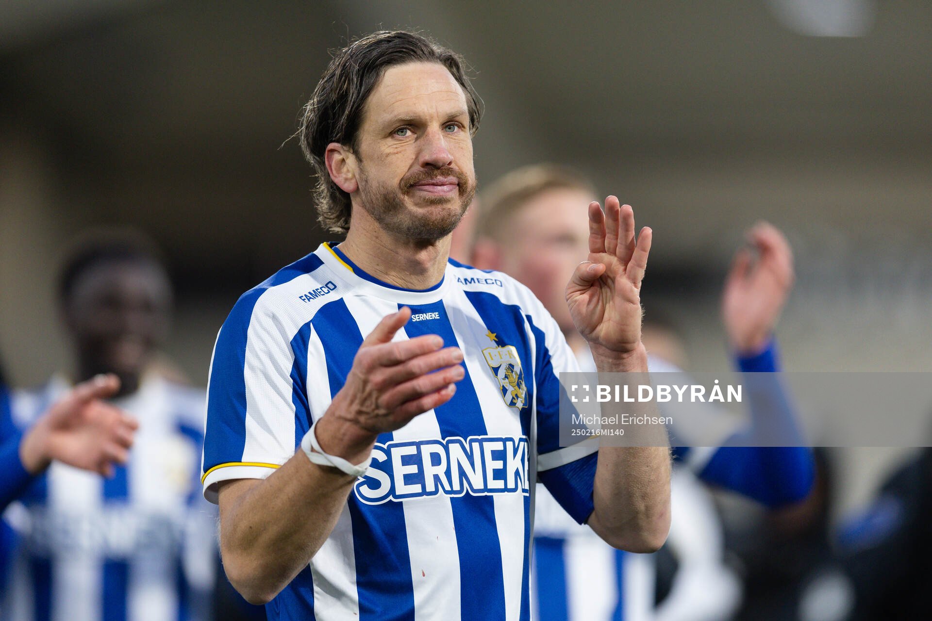 IFK Göteborgs Gustav Svensson tackar publiken
