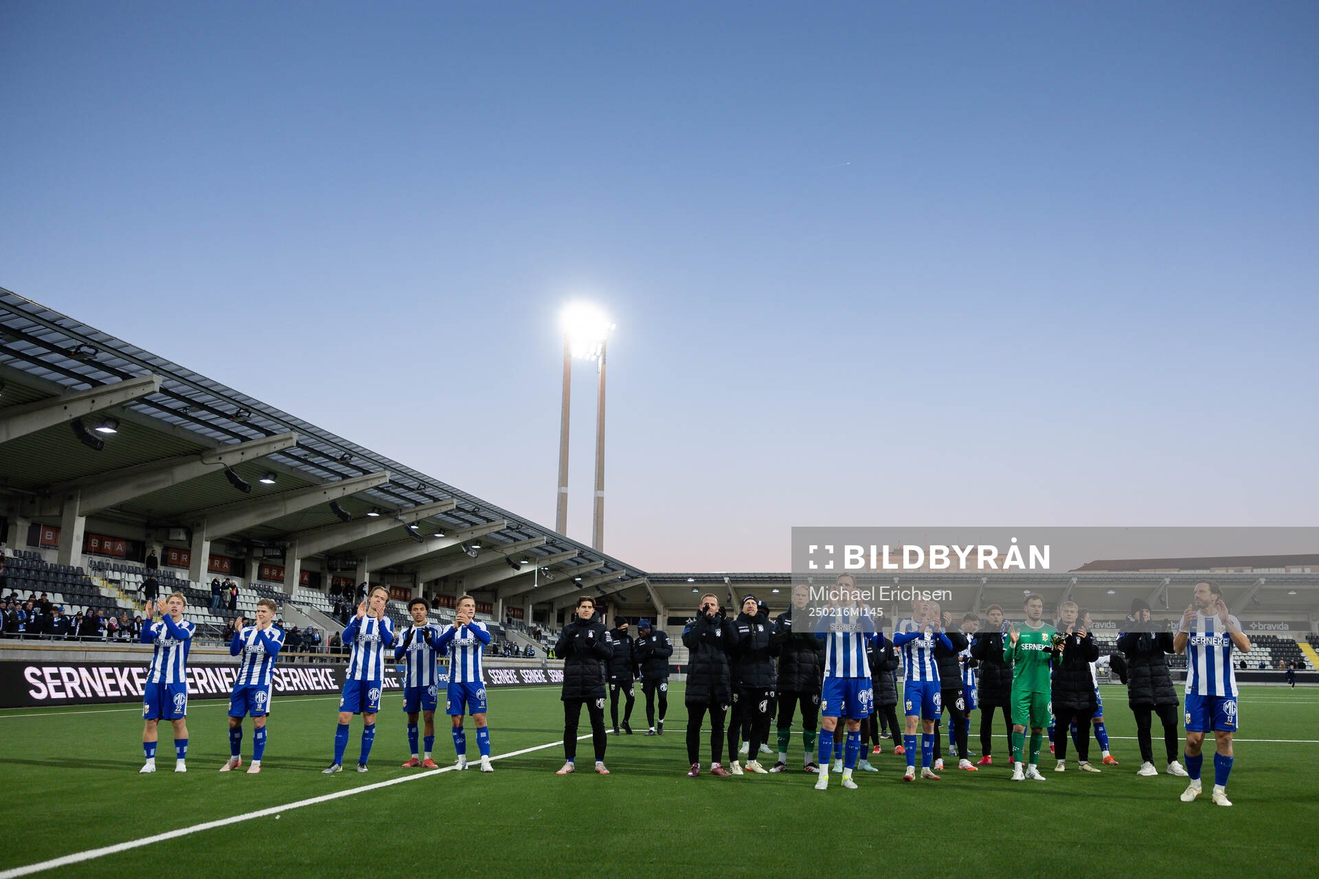 IFK Göteborgs spelare tackar publiken