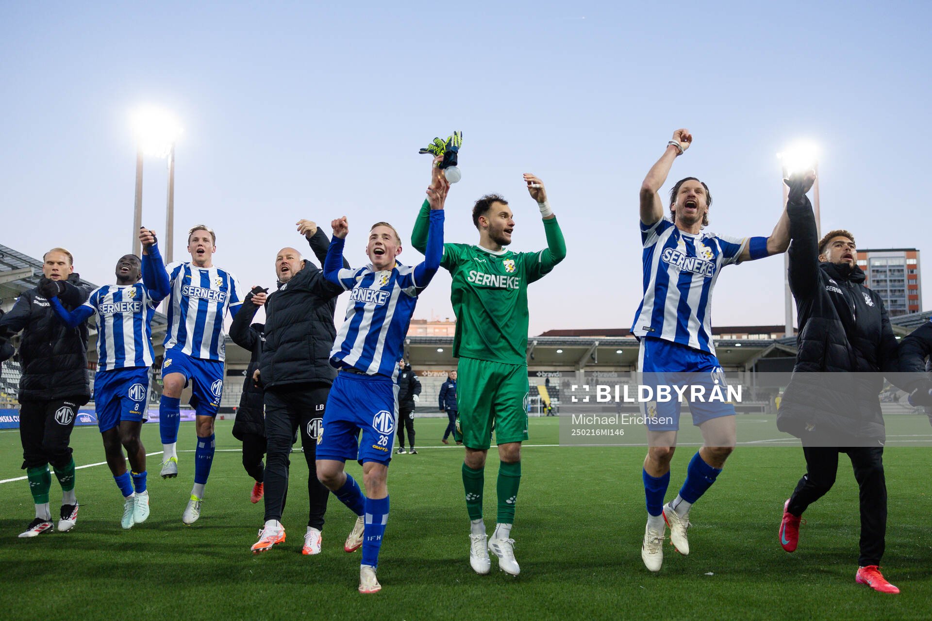 IFK Göteborgs spelare jublar och tackar publiken