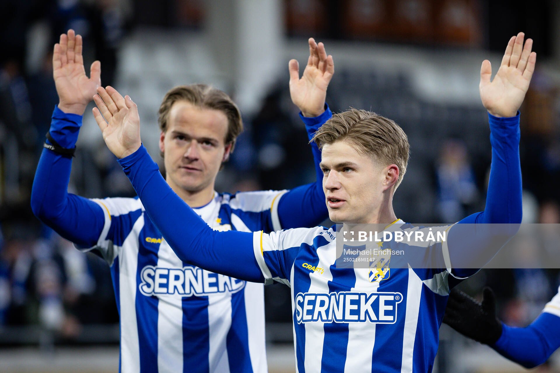 IFK Göteborgs August Erlingmark och Felix Eriksson tackar