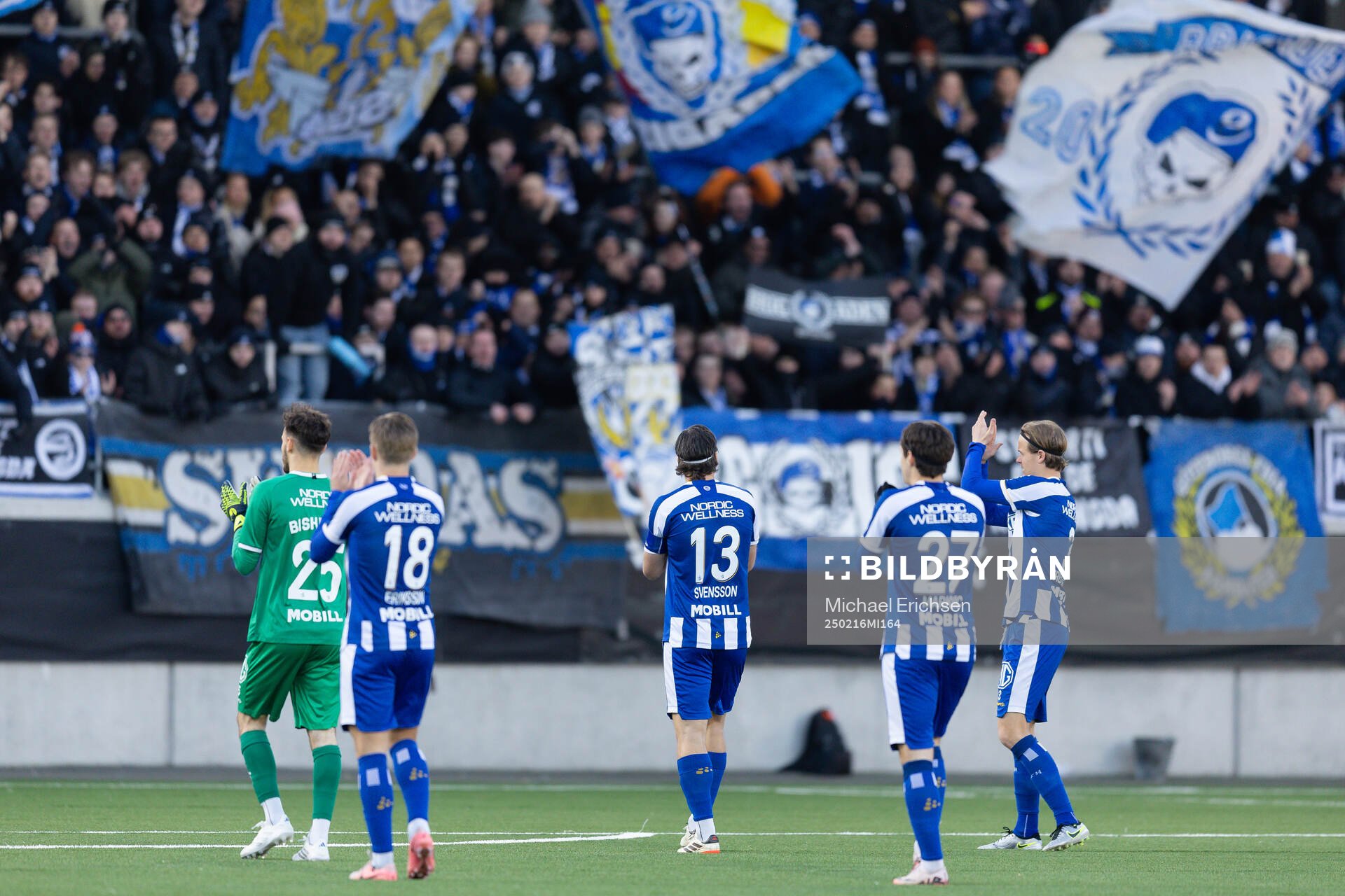 IFK Göteborgs spelare hälsar på klacken