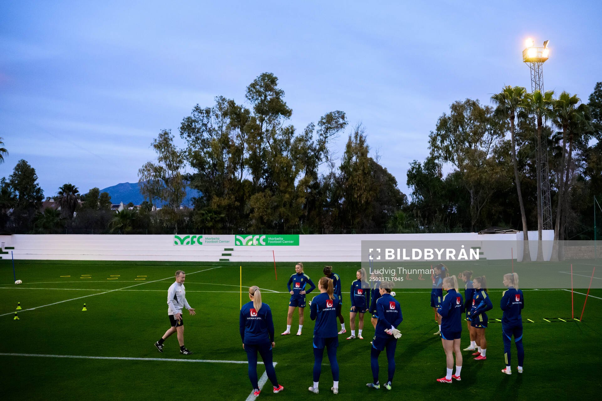 Players gather around performance manager Pontus Ekblom a