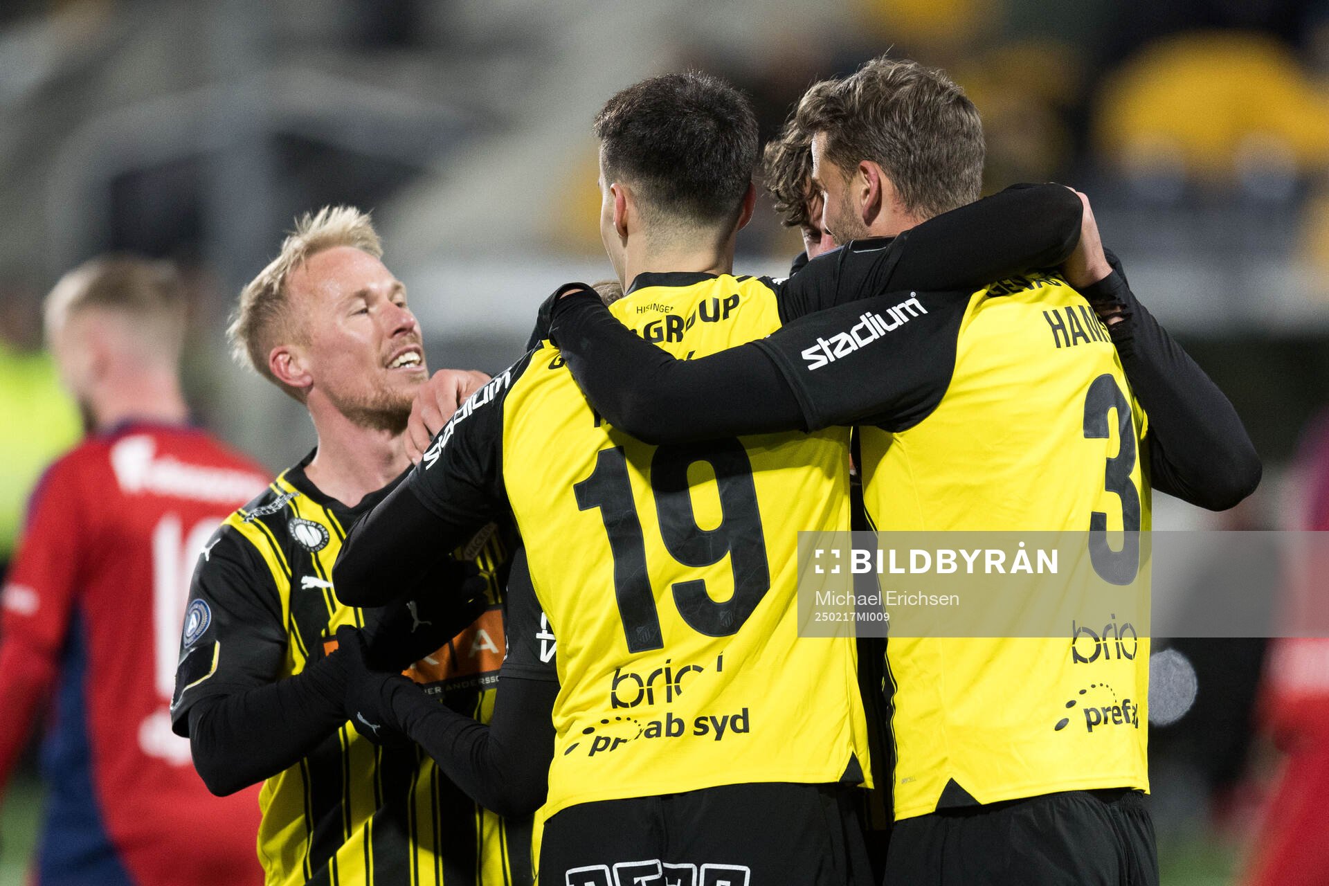 Häckens Silas Andersen jublar med lagkamrater