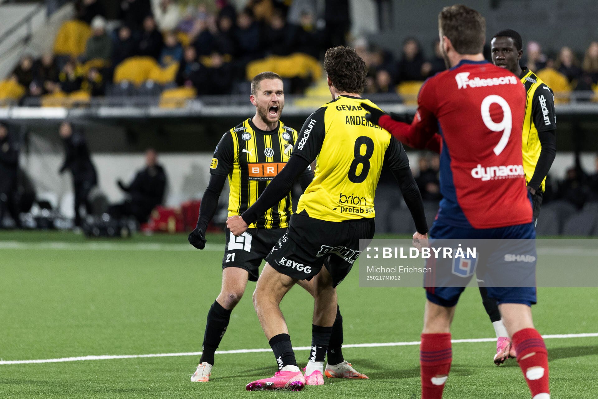 Häckens Silas Andersen jublar med Adam Lundkvist efter 1-0 under fotbollsmatchen i Svenska Cupen mellan BK Häcken och Öster den 17 februari 2025 i Göteborg.