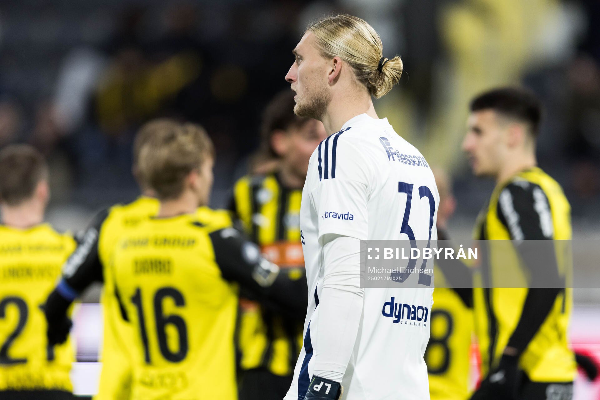 Östers målvakt Carl Lundahl Persson deppar
