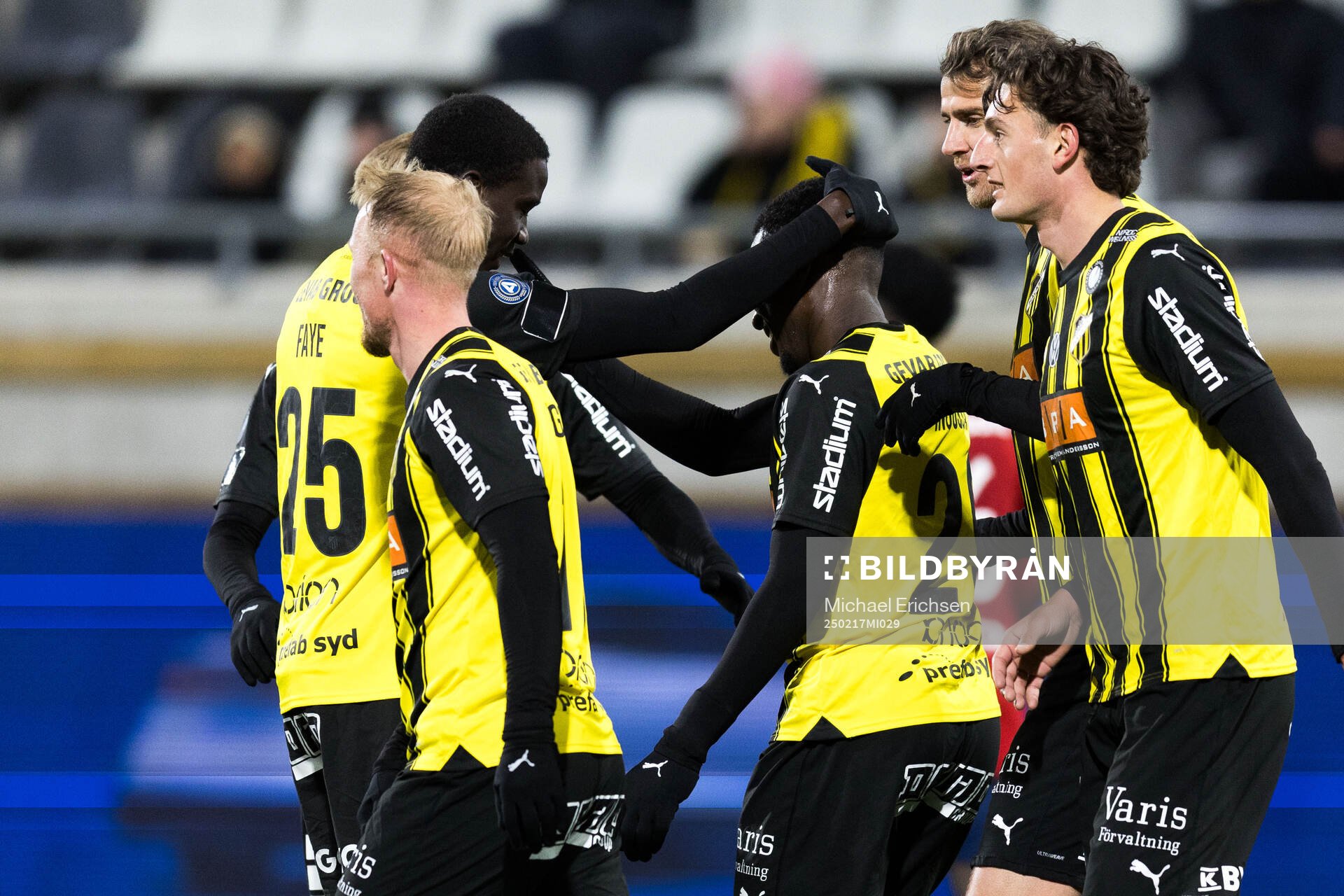 Häckens Abdoulaye Faye jublar med Zeidane Inoussa
