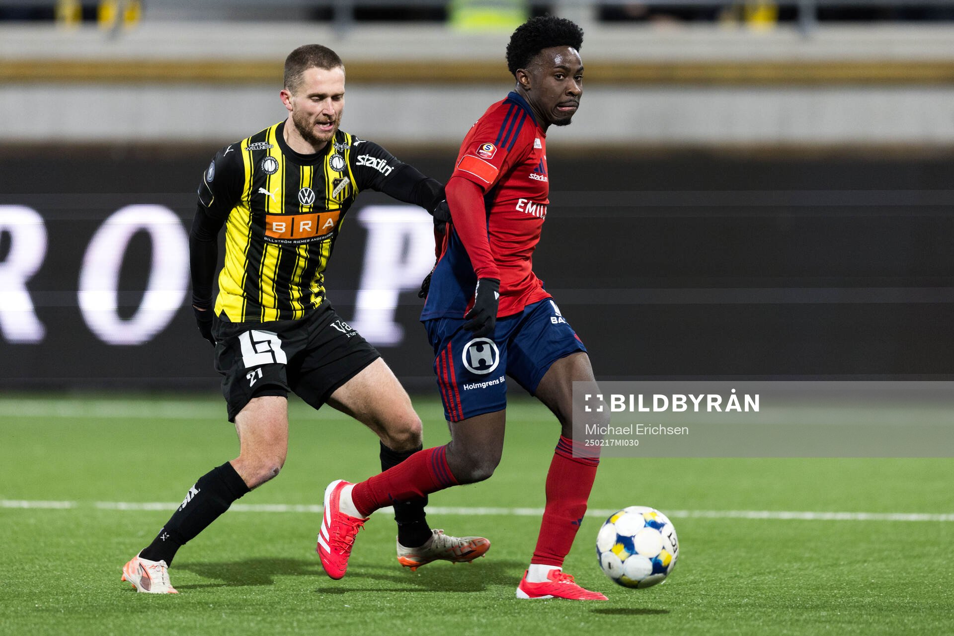 Häckens Adam Lundkvist och Östers Raymond Adjei