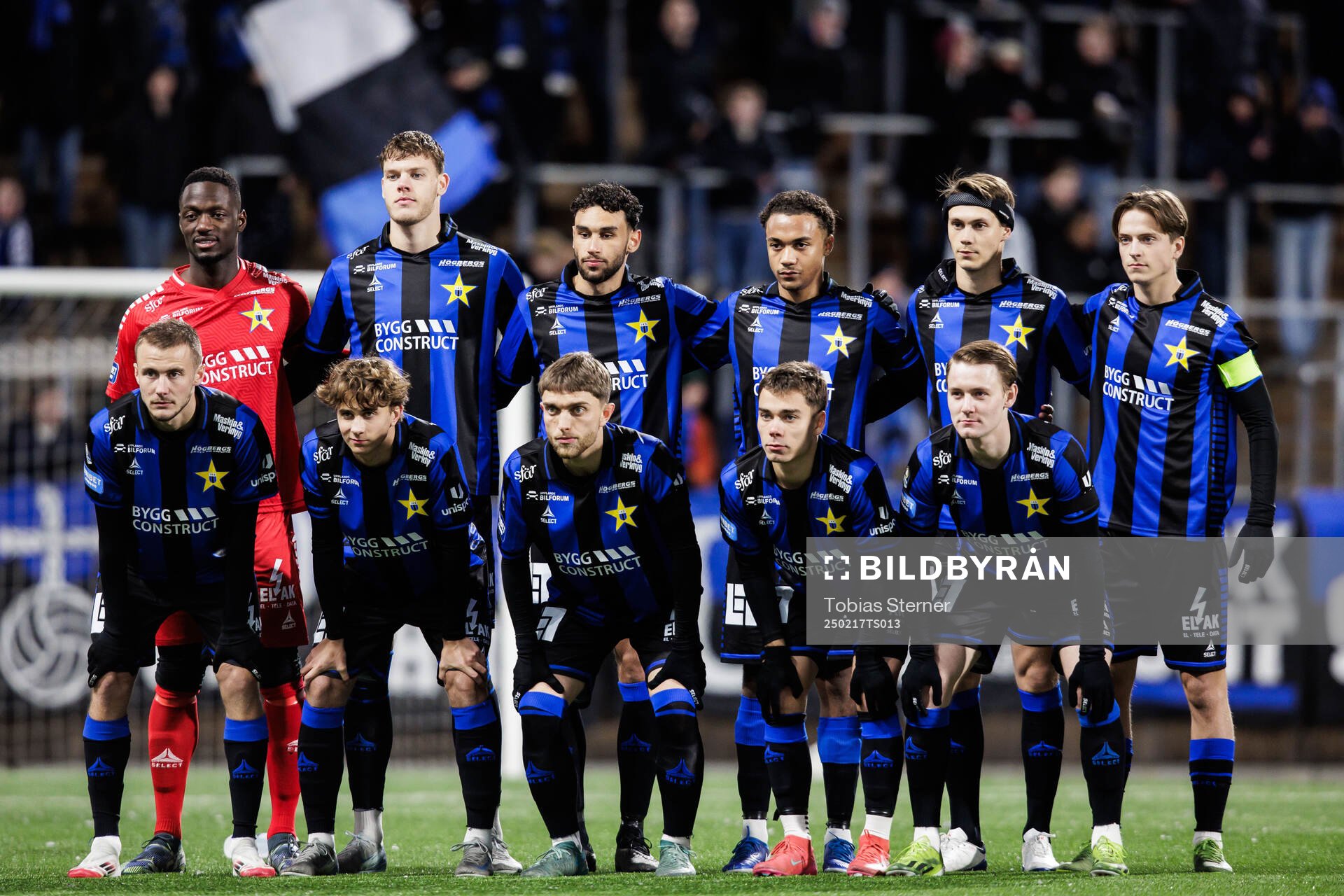 Sirius startelva inför fotbollsmatchen i Svenska Cupen mellan Sirius och Helsingborg den 17 februari 2025 i Uppsala. Övre raden från vänster: målvakt Ismael Diawara, Tobias Anker, Joakim Persson, Isaac Yawe Höök, Tobias Carlsson och Adam Vikman. Nedre raden från vänster: Melker Heier, Victor Ekström, Andreas Pyndt Andersen, Leo Walta och Noel Milleskog.