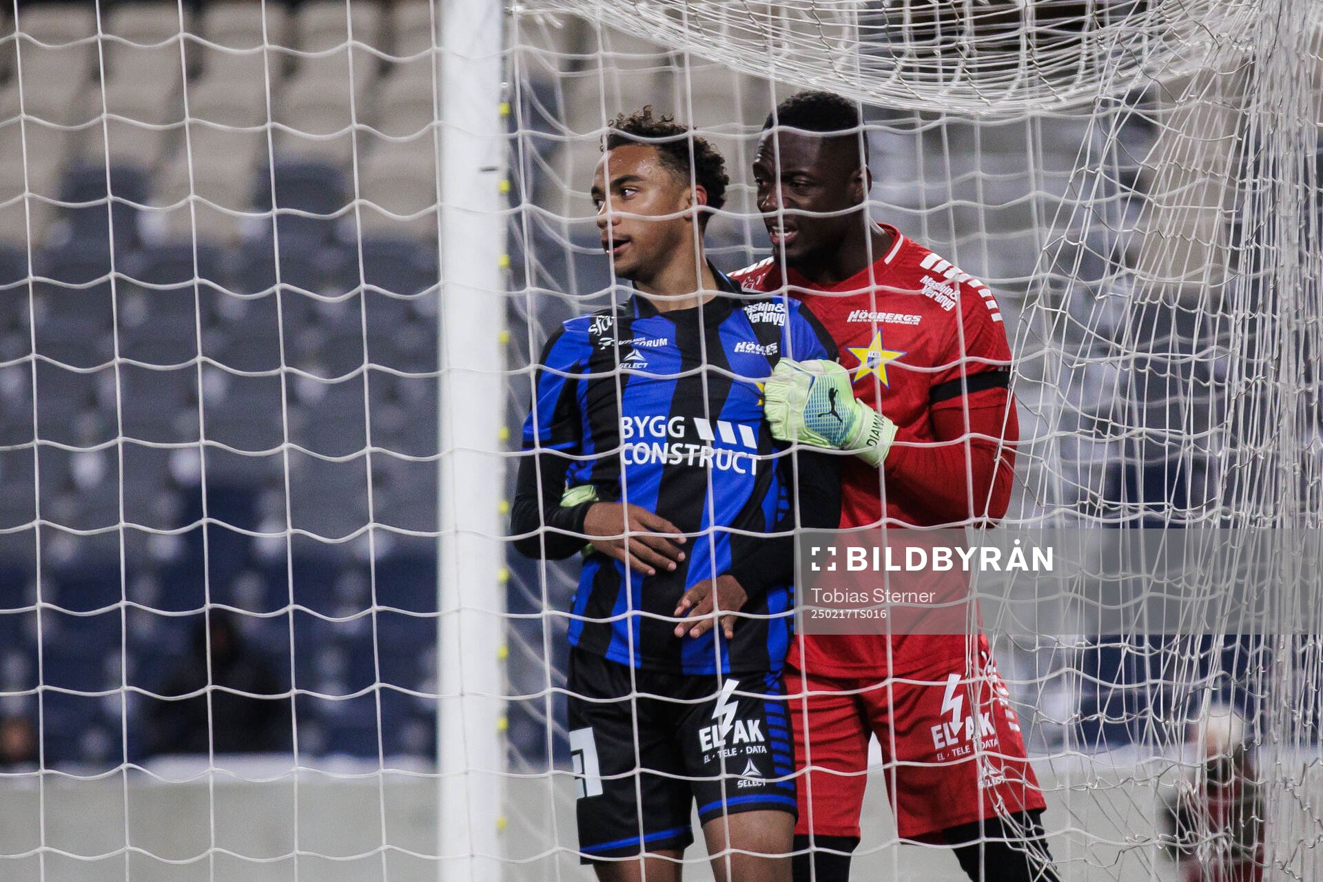 Sirius Isaac Yawe Höök och målvakt Ismael Diawara jublar