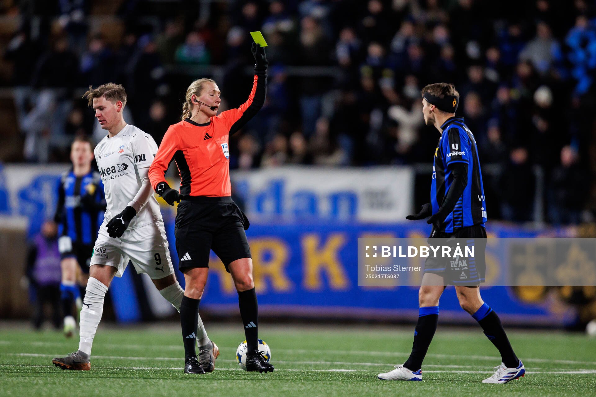 Domare Tess Olofsson tilldelar Sirius Tobias Carlsson gult