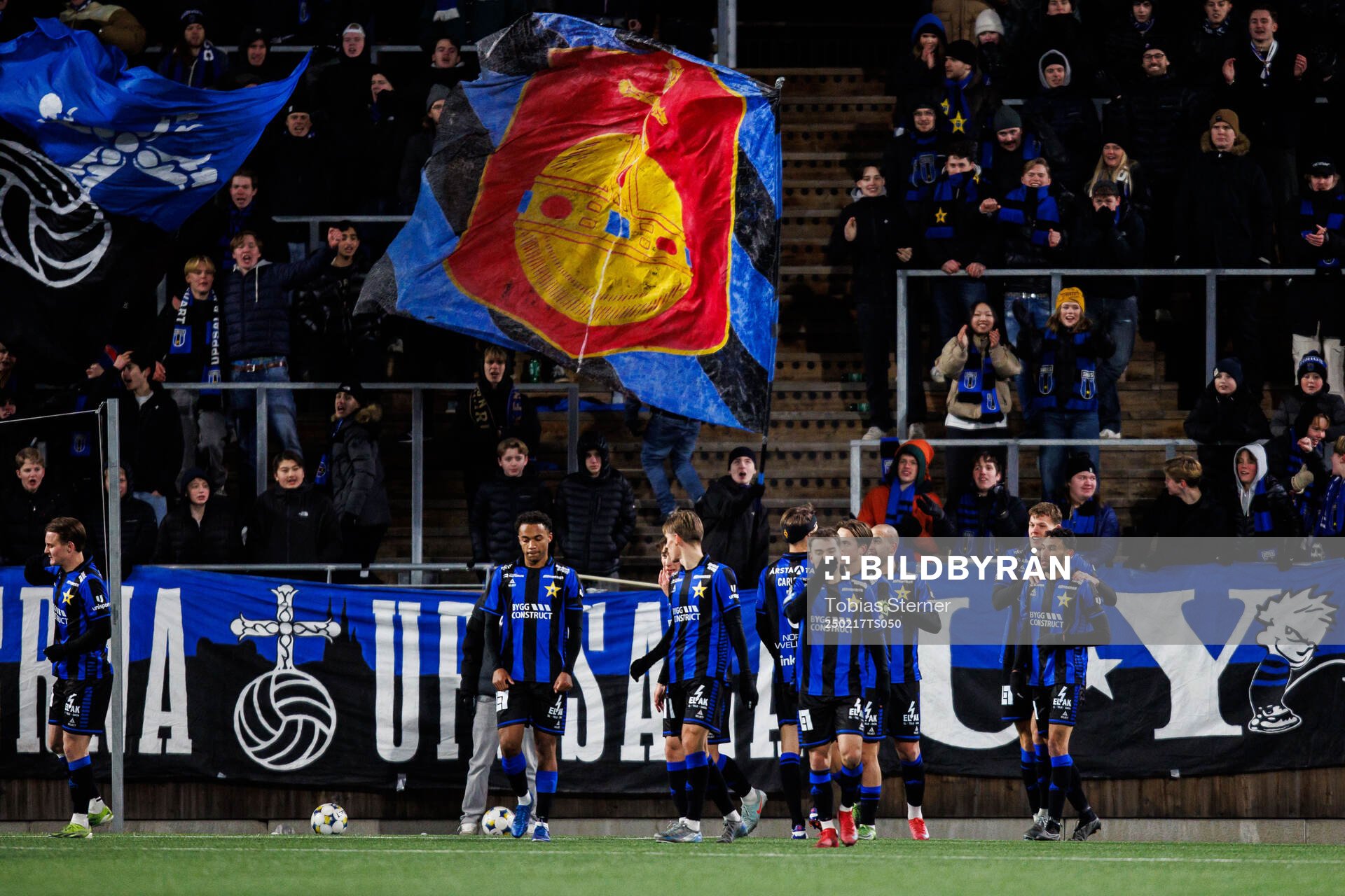 Sirius Joakim Persson jublar med lagkamrater efter 2-0 under fotbollsmatchen i Svenska Cupen mellan Sirius och Helsingborg den 17 februari 2025 i Uppsala.
