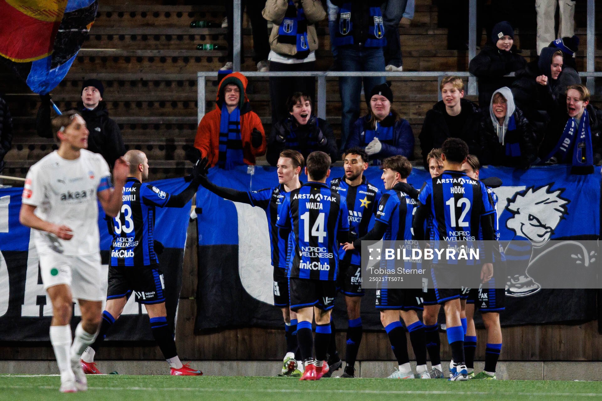 Sirius Joakim Persson jublar med lagkamrater