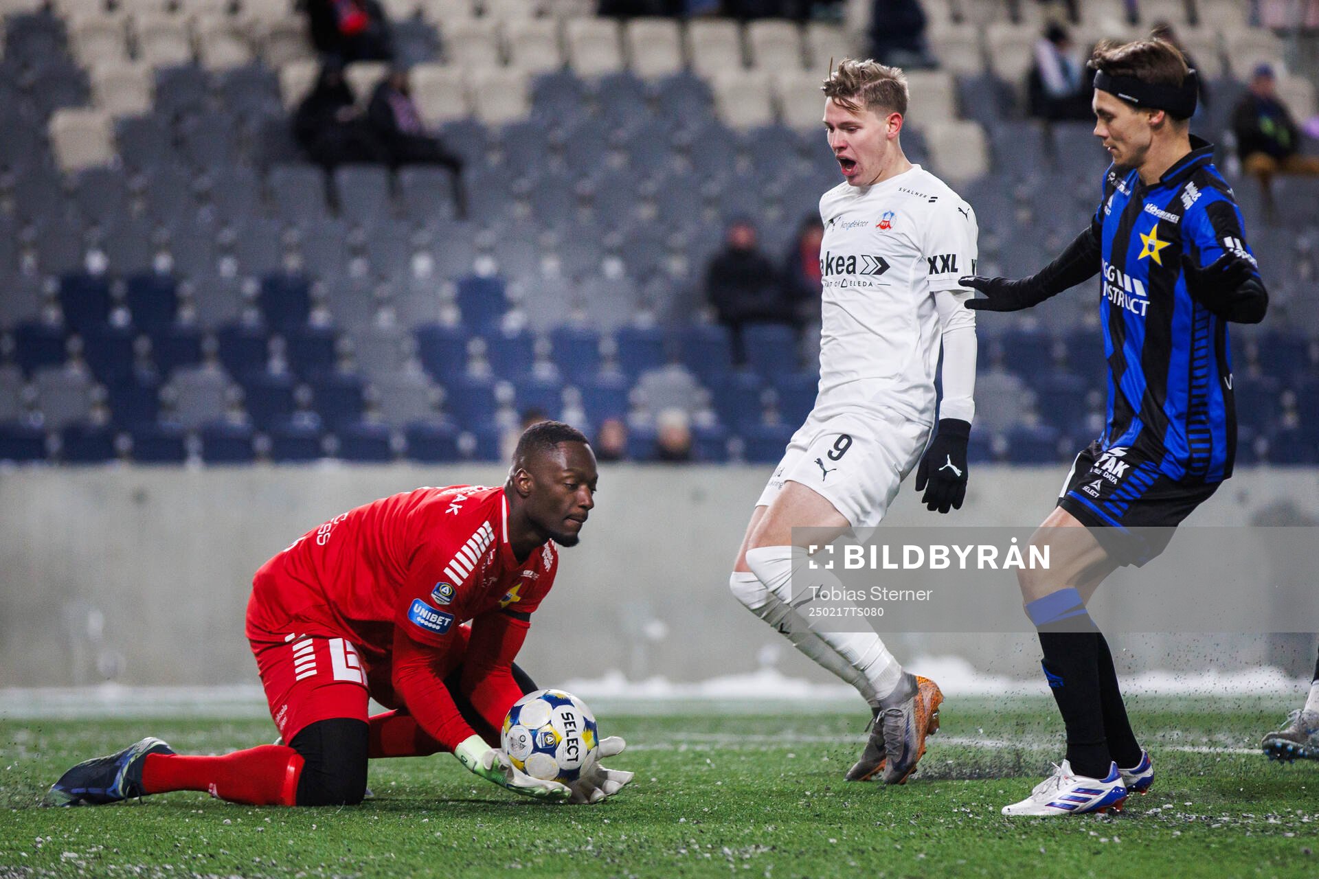 Sirius målvakt Ismael Diawara och Tobias Carlsson mot