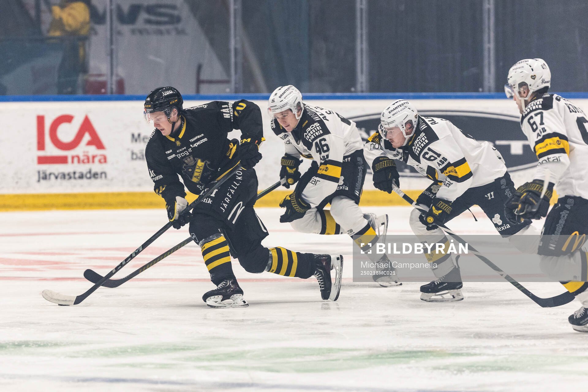 AIKs Rasmus Rudslätt jagas av Västerås Svante Sjödin